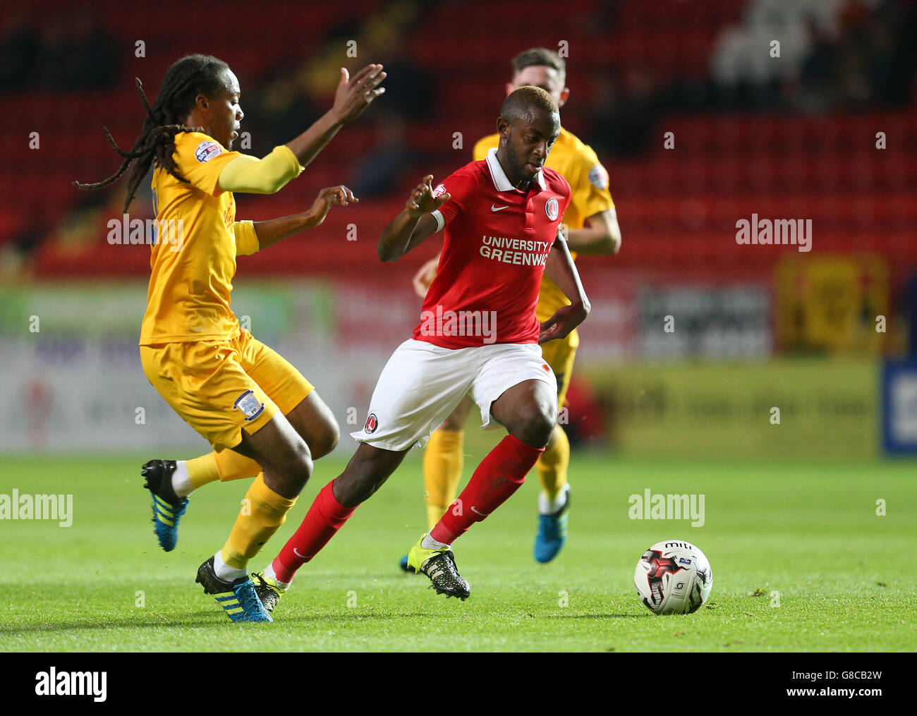 Soccer - Sky Bet Championship - Charlton Athletic / Preston North End - The Valley.El-Hadji Ba (à droite) de Charlton Athletic et Daniel Johnson de Preston North End en action. Banque D'Images