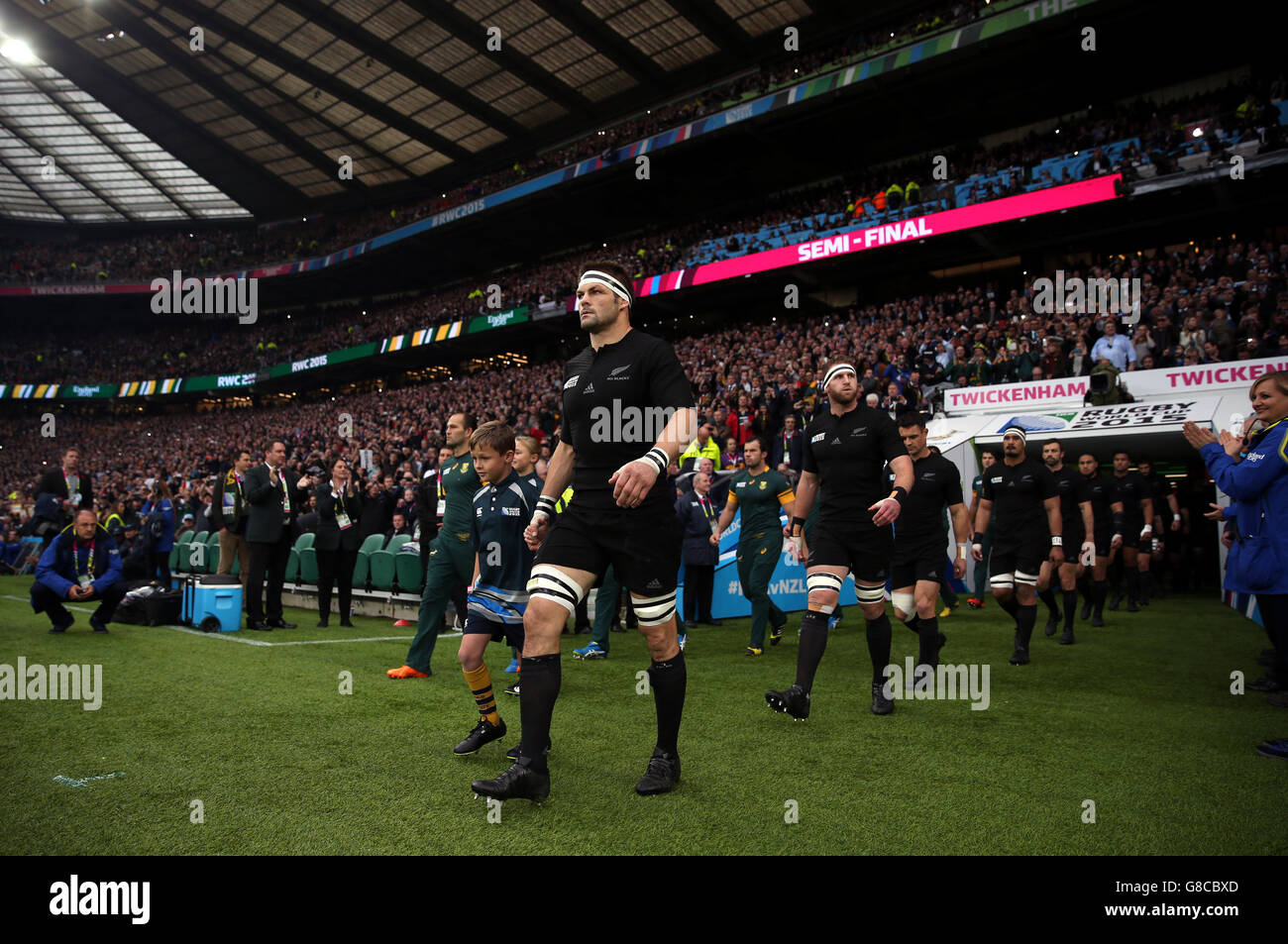 Le capitaine de la Nouvelle-Zélande Richie McCaw dirige son équipe avant la coupe du monde de rugby, demi-finale au stade Twickenham, Londres. APPUYEZ SUR ASSOCIATION photo. Date de la photo: Samedi 24 octobre 2015. Voir PA Story RUGBYU Afrique du Sud. Le crédit photo devrait se lire comme suit : David Davies/PA Wire. Banque D'Images