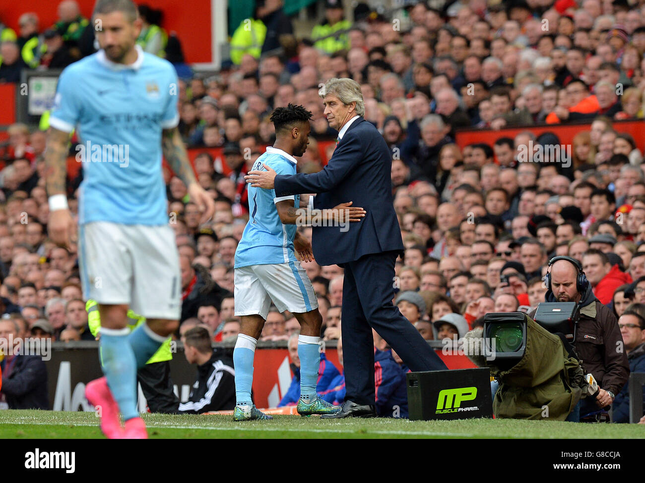 Manuel Pellegrini, directeur de Manchester City (à droite), avec un pat sur le dos pour Raheem Sterling, remplacé lors du match de la Barclays Premier League à Old Trafford, Manchester. Banque D'Images