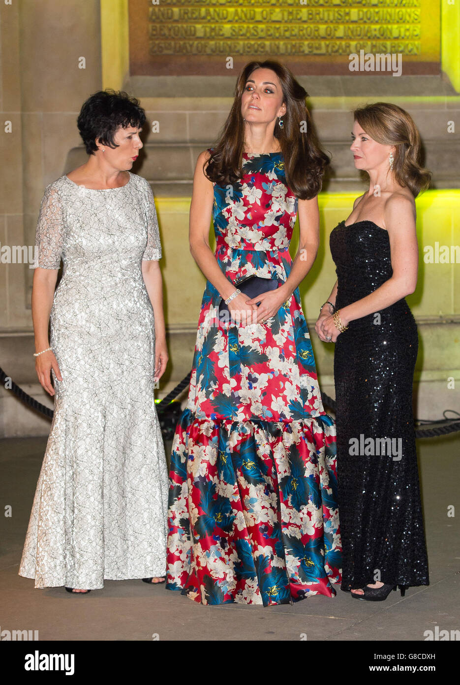La duchesse de Cambridge (au centre) avec Amanda Pullinger (à gauche) et Mimi Drake lors du dîner de gala des 100 femmes dans les fonds spéculatifs en aide à la salle d'art, au Victoria and Albert Museum de Londres. Banque D'Images