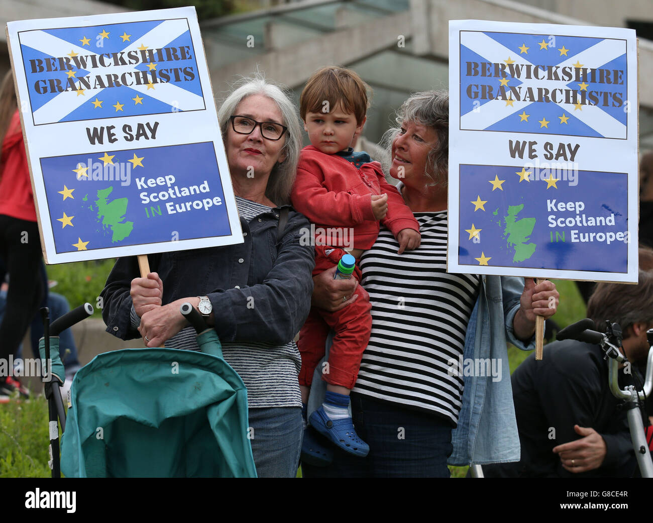Kate Duncan (à gauche) et Alison Currie du Berwickshire Granarchists avec Alison groupe de campagne, le petit-fils de deux ans, à un pêcheur Finlay manifestation devant le Parlement écossais à Édimbourg en amont d'une déclaration au Brexit par premier ministre Nicola Sturgeon. Banque D'Images