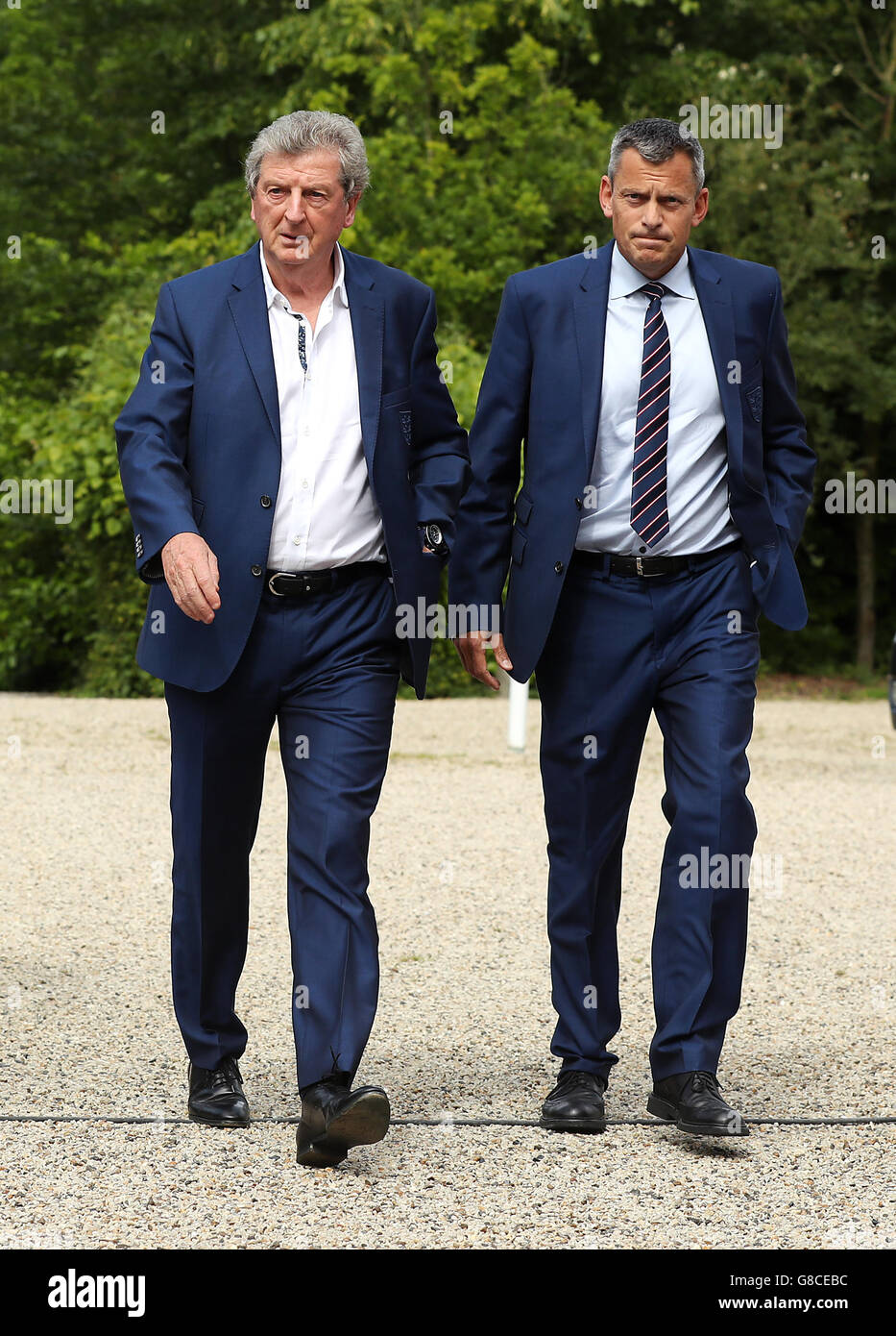 England manager Roy Hodgson (à gauche) et FA directeur Martin Glenn arrivent pour une conférence de presse à Chantilly, France. L'Angleterre est éliminée lors de la ronde de 16 étape du Championnat Européen 2016 La nuit dernière après avoir perdu 2-1 à l'Islande. ASSOCIATION DE PRESSE Photo. Photo date : mardi 28 juin, 2016. Voir l'ACTIVITÉ DE SOCCER histoire de l'Angleterre. Crédit photo doit se lire : Owen Humphreys/Wirearrive PA à l'hôtel de l'équipe de Chantilly, France. L'Angleterre est éliminée lors de la ronde de 16 étape du Championnat Européen 2016 La nuit dernière après avoir perdu 2-1 à l'Islande. ASSOCIATION DE PRESSE Photo. Photo date : Tu Banque D'Images