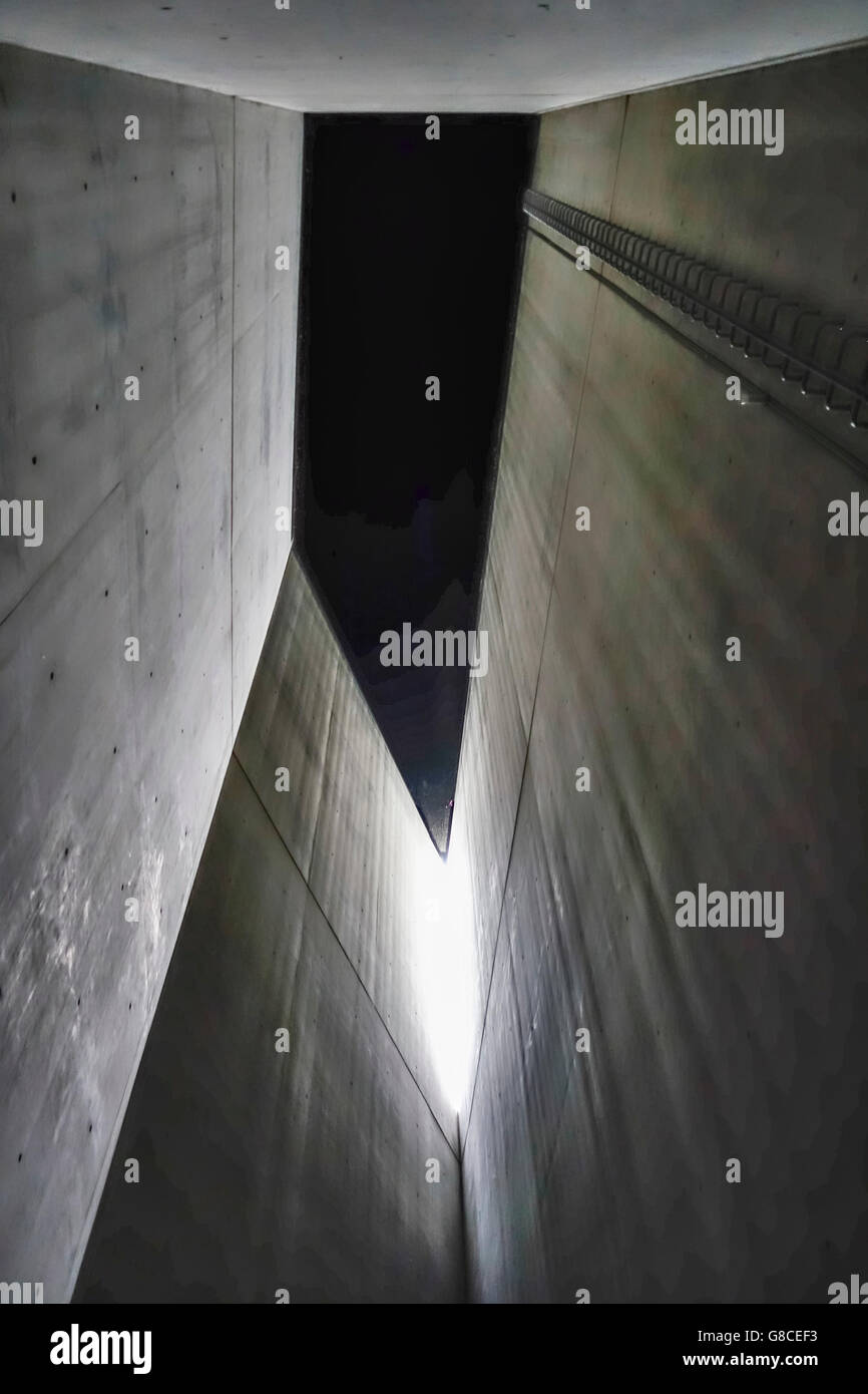 Berlin, Allemagne. Voir à l'intérieur de la tour de l'holocauste, un silo non vide de 24m, une partie du musée juif - Daniel Libeskind (1999) Banque D'Images