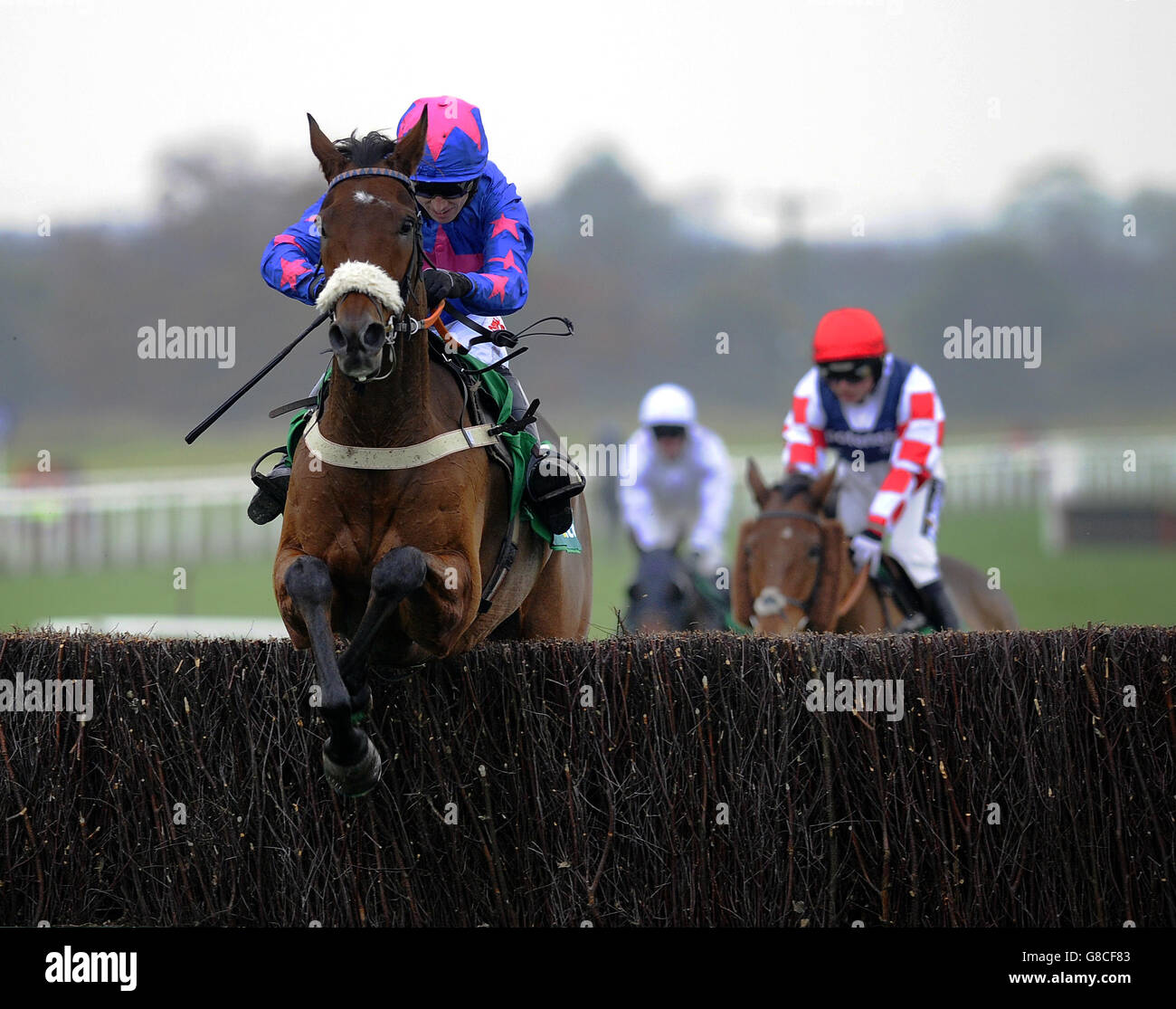 CUE Card et Paddy Brennan sautent la clôture finale alors qu'ils gagnent le Charlie Hall Chase bet365 au cours de la deuxième journée de la réunion Charlie Hall bet365 à l'hippodrome de Wetherby. Banque D'Images