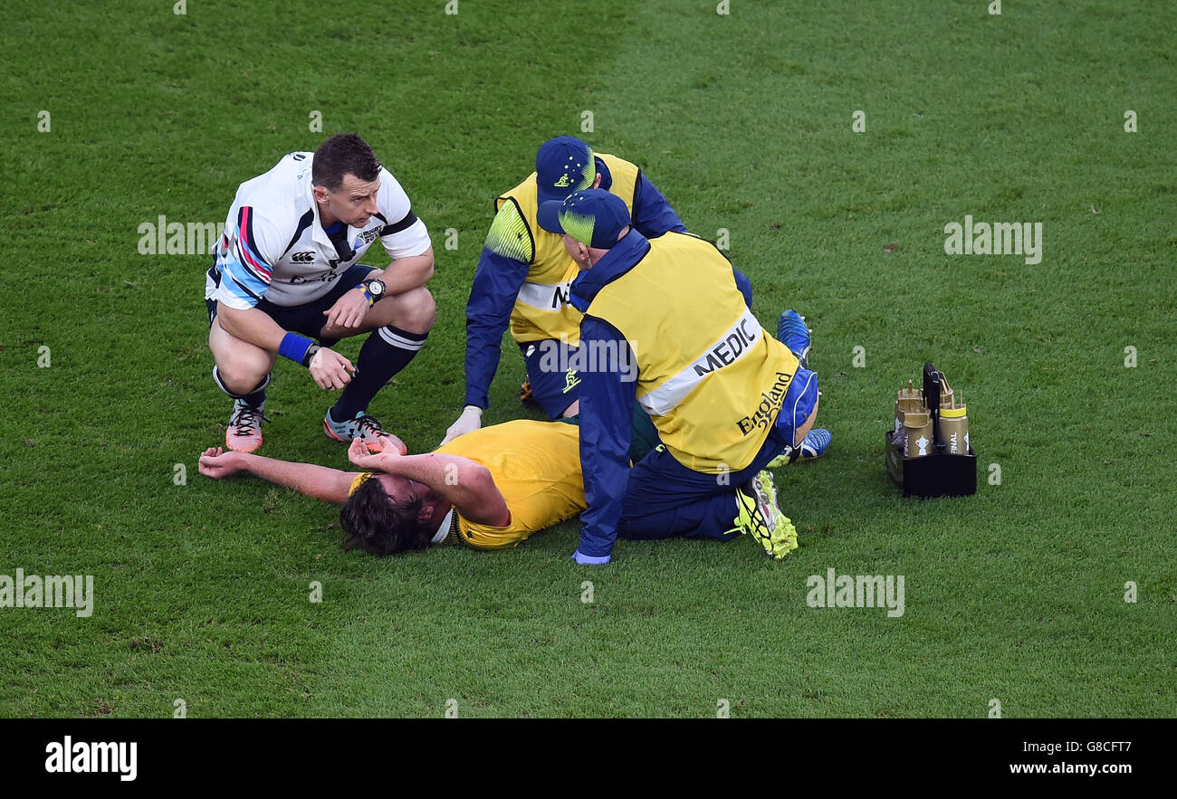 L'arbitre Nigel Owens vérifie Kane Douglas en Australie alors qu'il est sur le sol avec une blessure lors de la finale de la coupe du monde de rugby à Twickenham, Londres. Banque D'Images