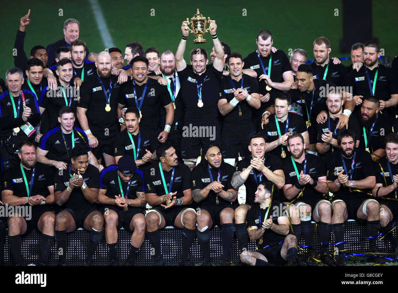 Richie McCaw, de Nouvelle-Zélande, lève la coupe Webb Ellis lors de la finale de la coupe du monde de rugby à Twickenham, Londres. Banque D'Images