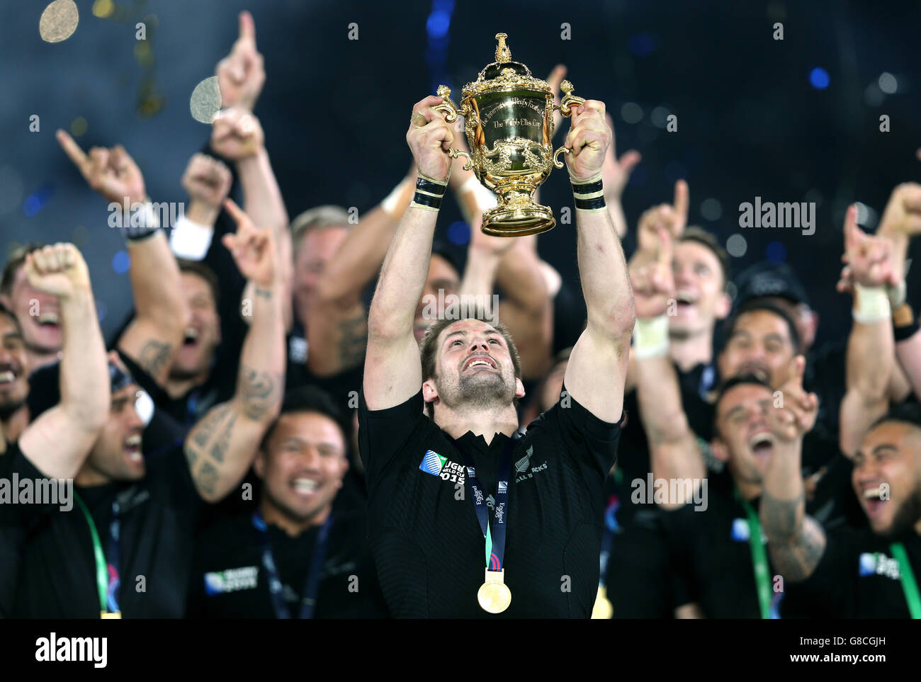 Richie McCaw, capitaine néo-zélandais, lève la coupe Webb Ellis après la finale de la coupe du monde de rugby à Twickenham, Londres. Banque D'Images