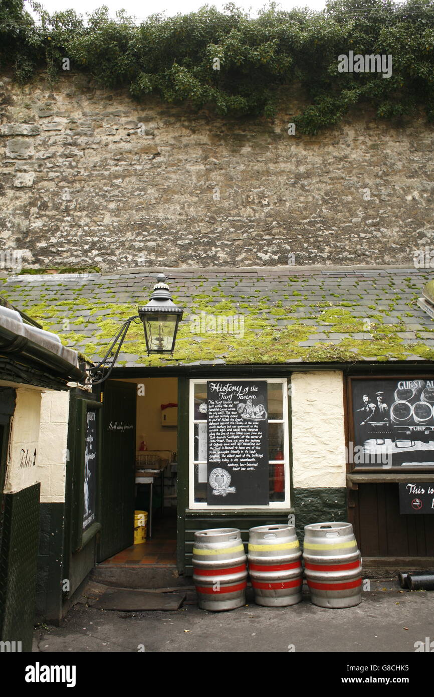 Pubs d'Oxford. La Taverne du gazon est un 14e siècle pub appuyé contre l'un des rares bits restants du mur de la ville. Banque D'Images