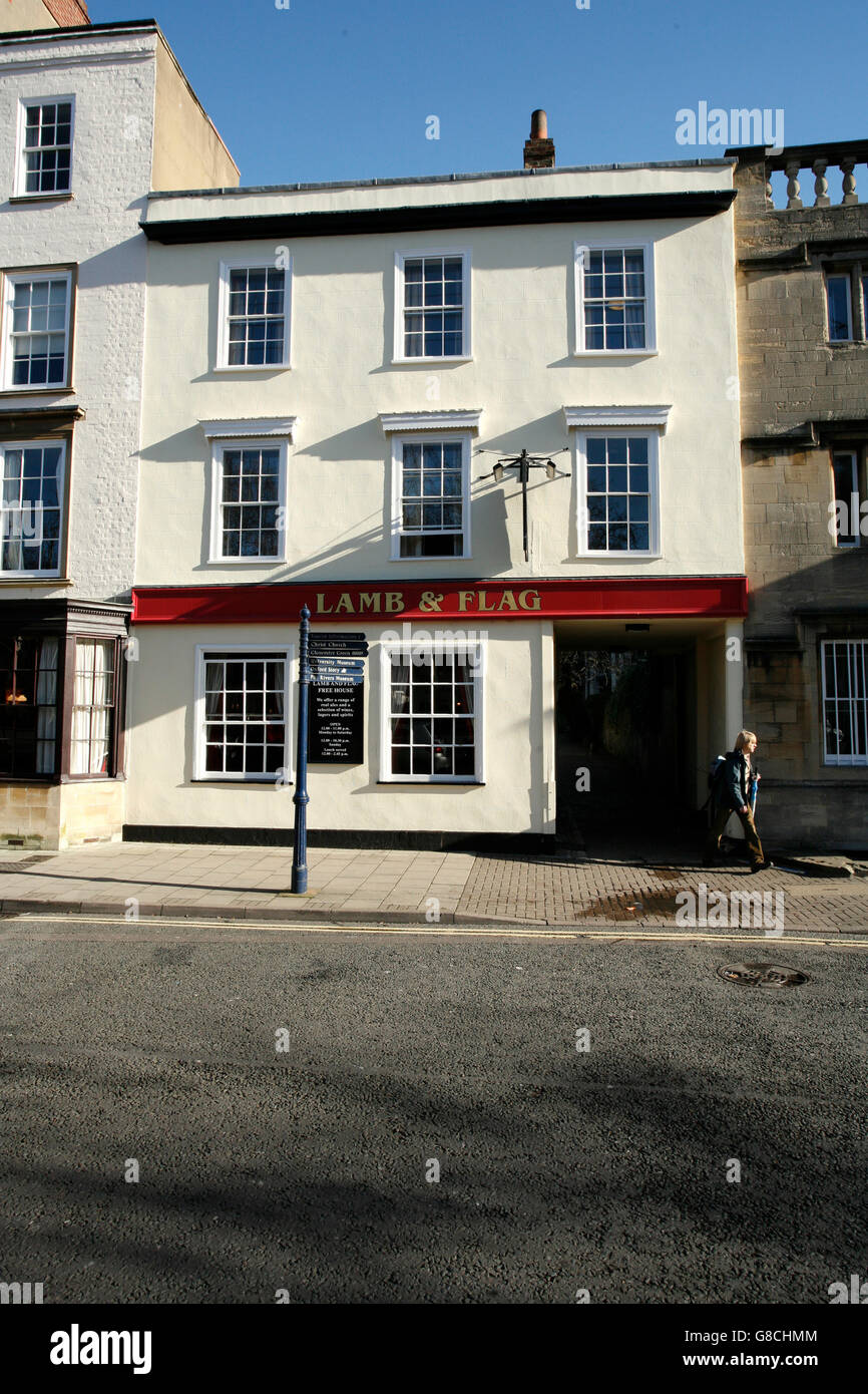 L'agneau et le drapeau sur le pub St Giles, favorisée par Graham Greene, est administré par St John's College Banque D'Images