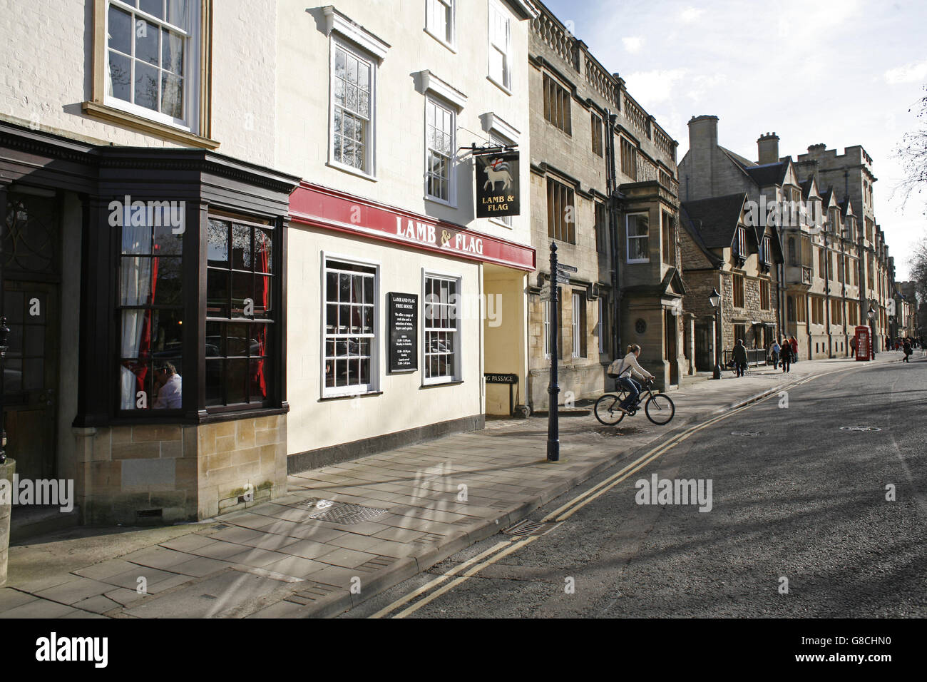 L'agneau et le drapeau sur le pub St Giles, favorisée par Graham Greene, est administré par St John's College Banque D'Images