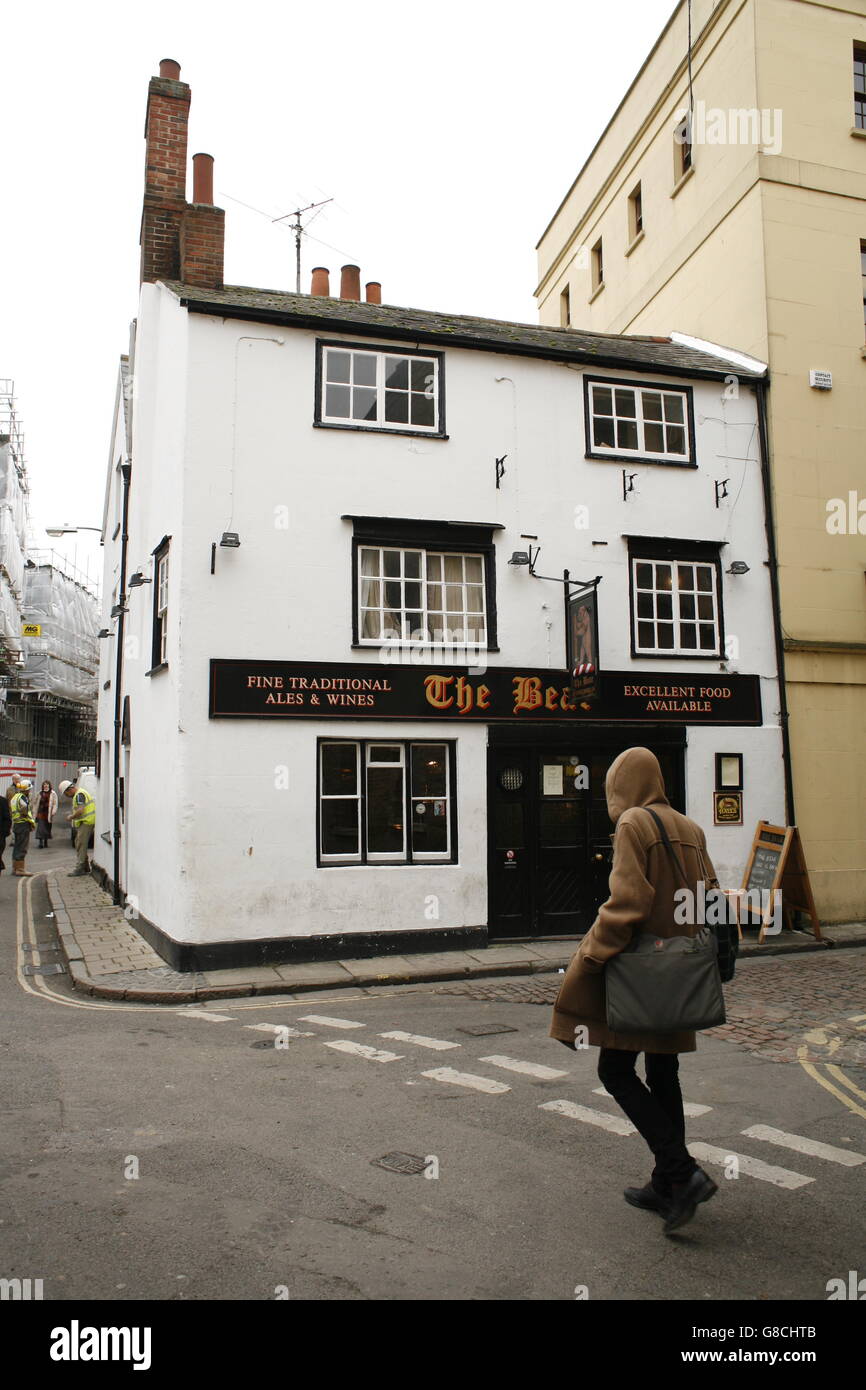 Pubs d'Oxford. L'ours affirme être le plus vieux pub dans Oxford construit en 1242 avec seulement 2 petites chambres couvertes par des liens et un ajustement serré Banque D'Images