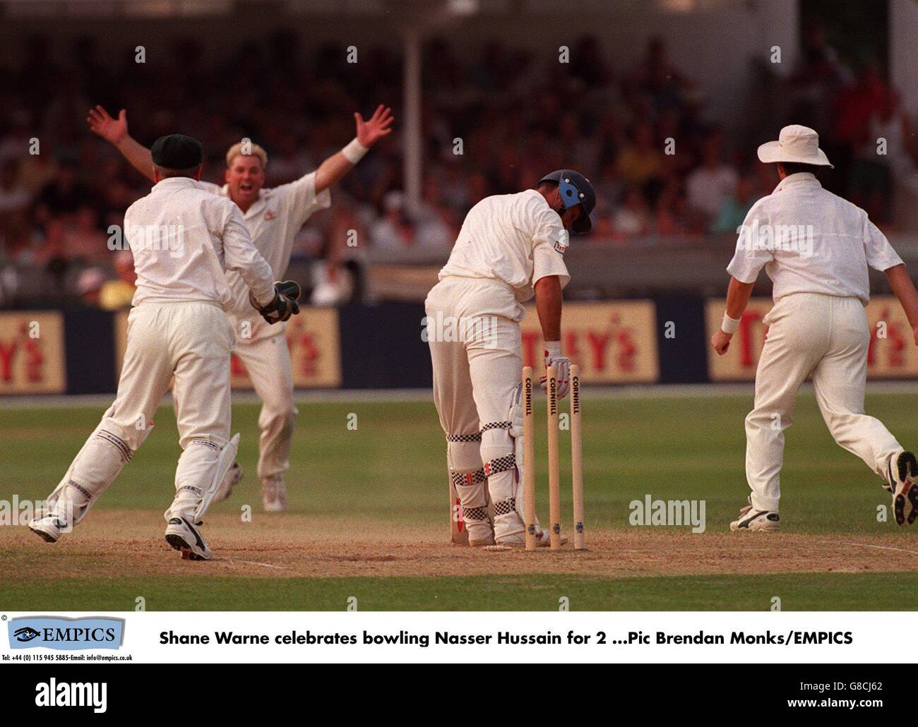 Cricket - Angleterre contre Australie, 5e test de Trent Bridge, Nottingham. Shane Warne célèbre le bowling Nasser Hussain pour 2 Banque D'Images