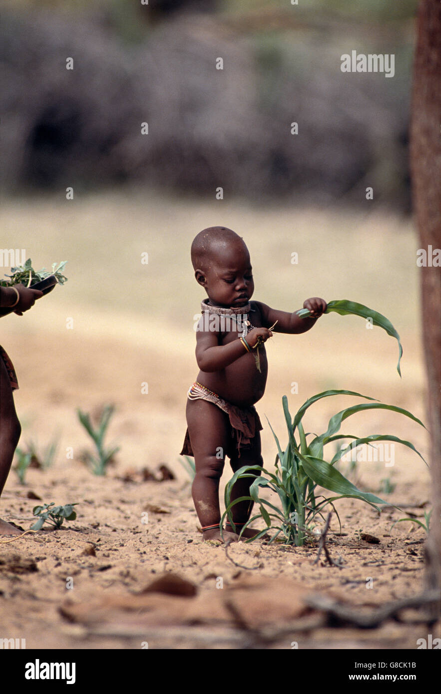 Les jeunes enfant Himba, la Namibie. Banque D'Images