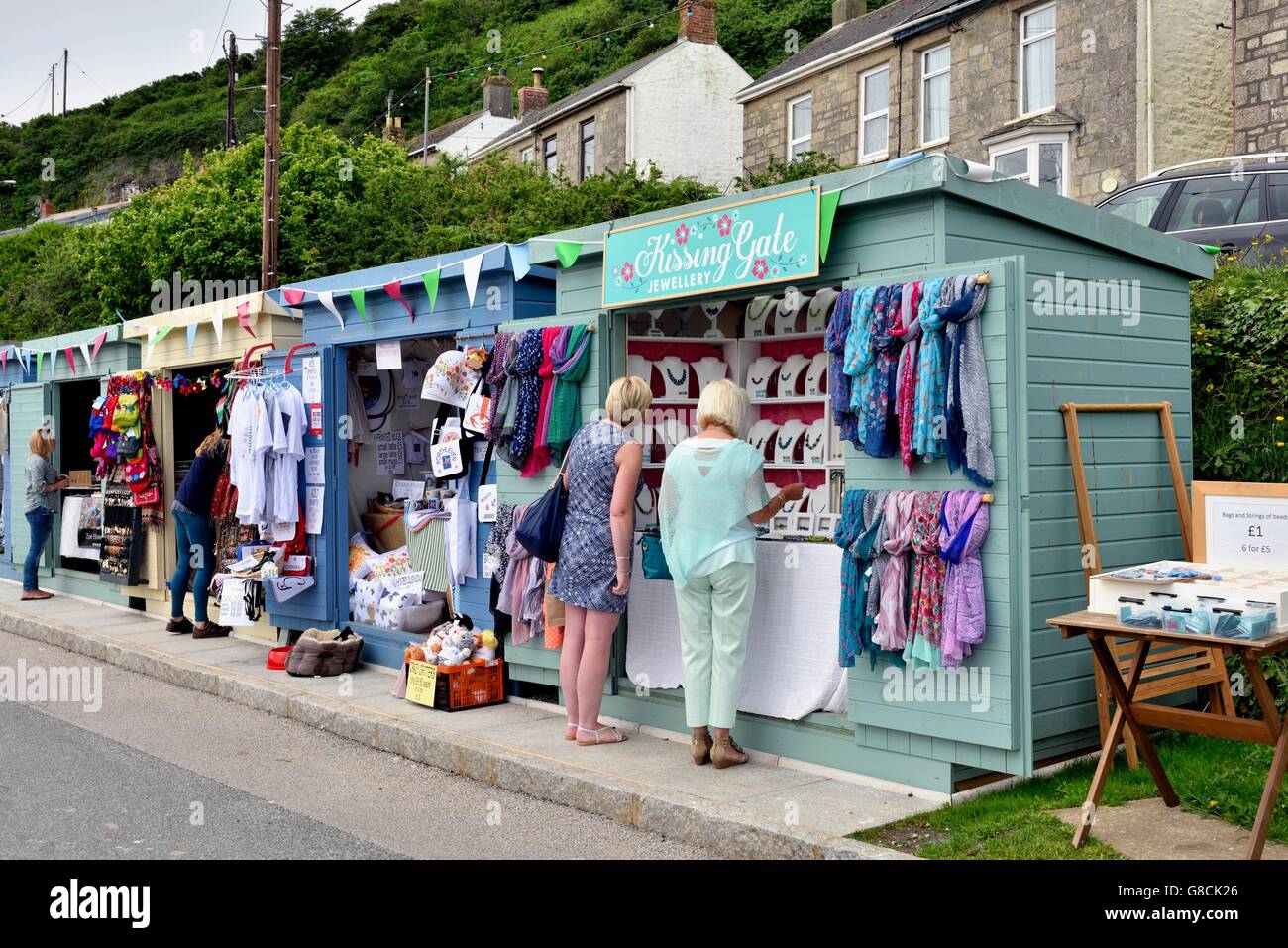 Les étals du marché de la rue en plein air Cornwall England UK Porthleven Banque D'Images