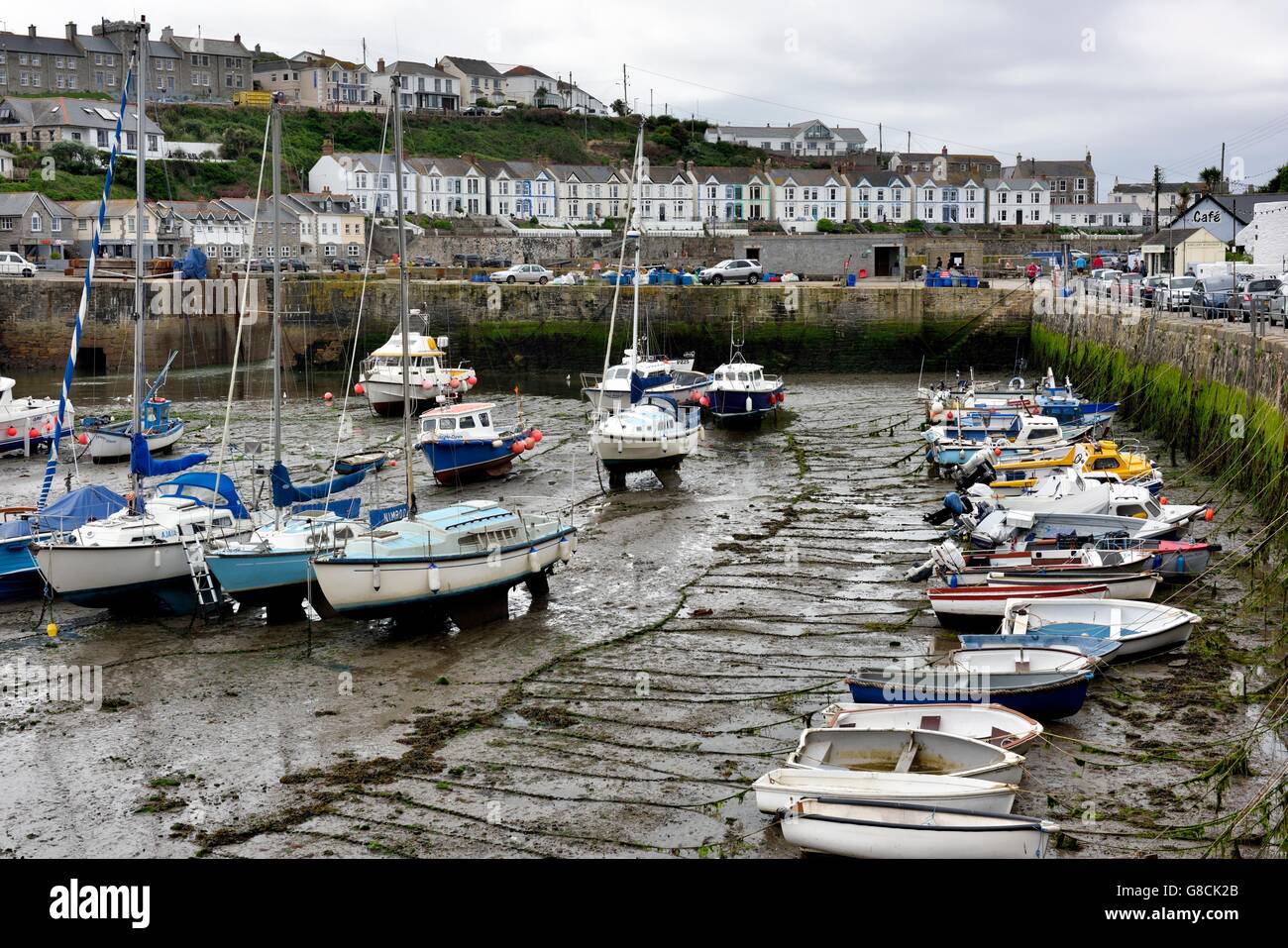 Bateaux dans le port à marée basse de Porthleven Cornwall England UK Banque D'Images