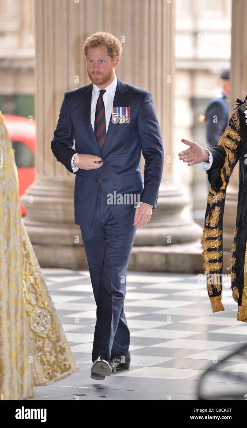 Le prince Harry arrive à la cathédrale St-Paul, à Londres, pour un service marquant le 75e anniversaire de l'élimination des munitions explosives (EOD) dans les Forces armées. Banque D'Images