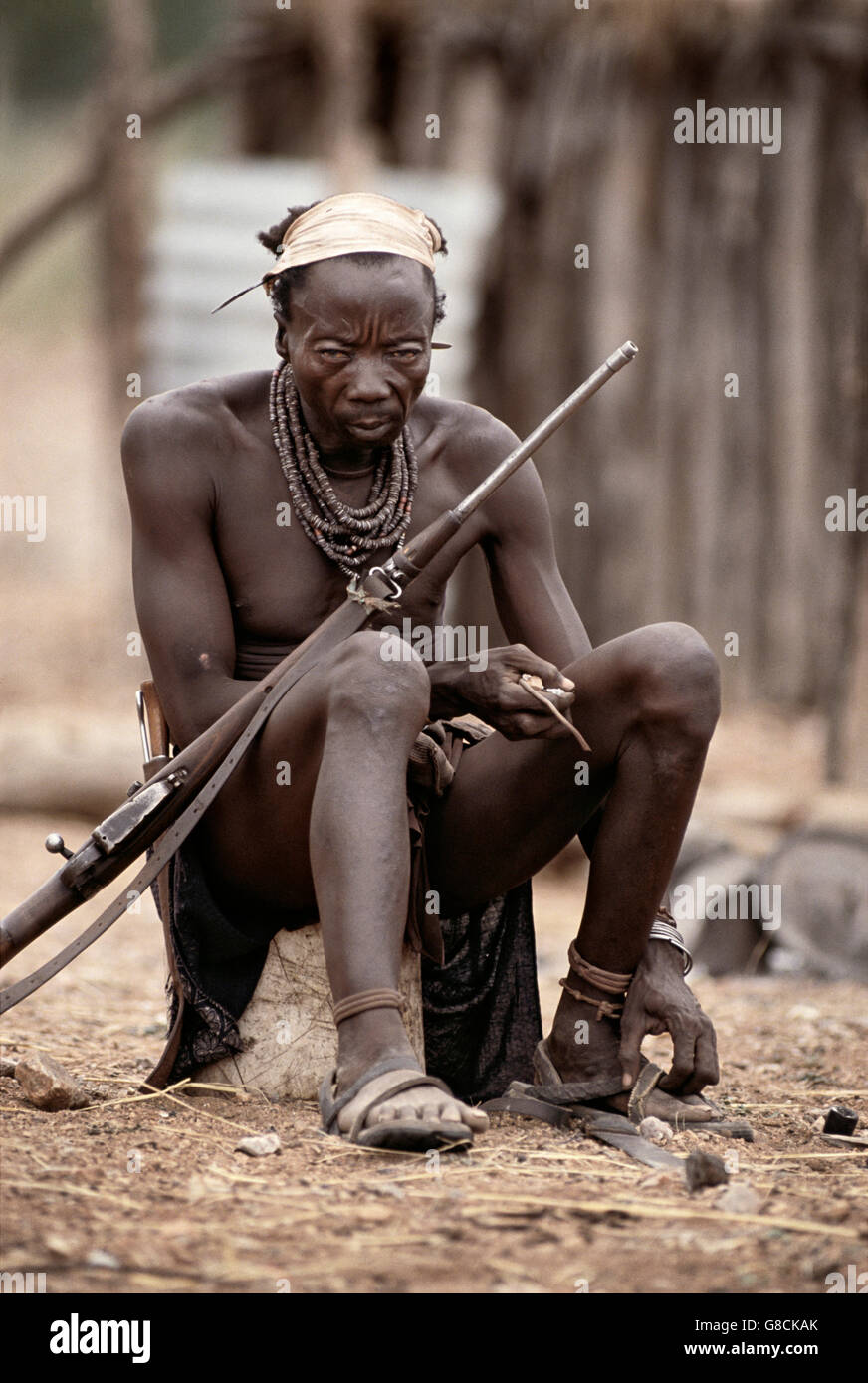 Hauts homme Himba avec arme à feu, la Namibie, l'art. Banque D'Images