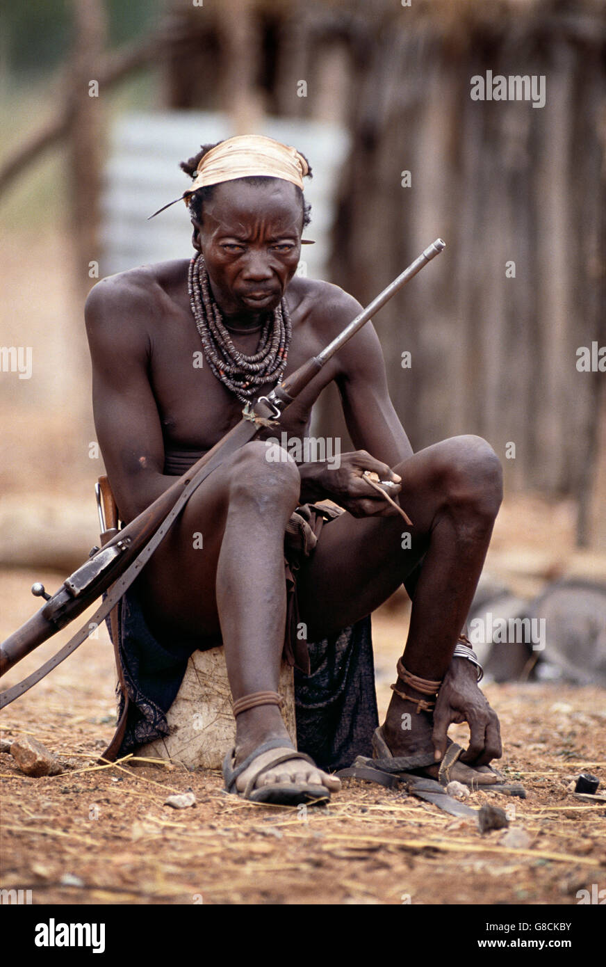 Himba Senior man with gun, la Namibie. Banque D'Images