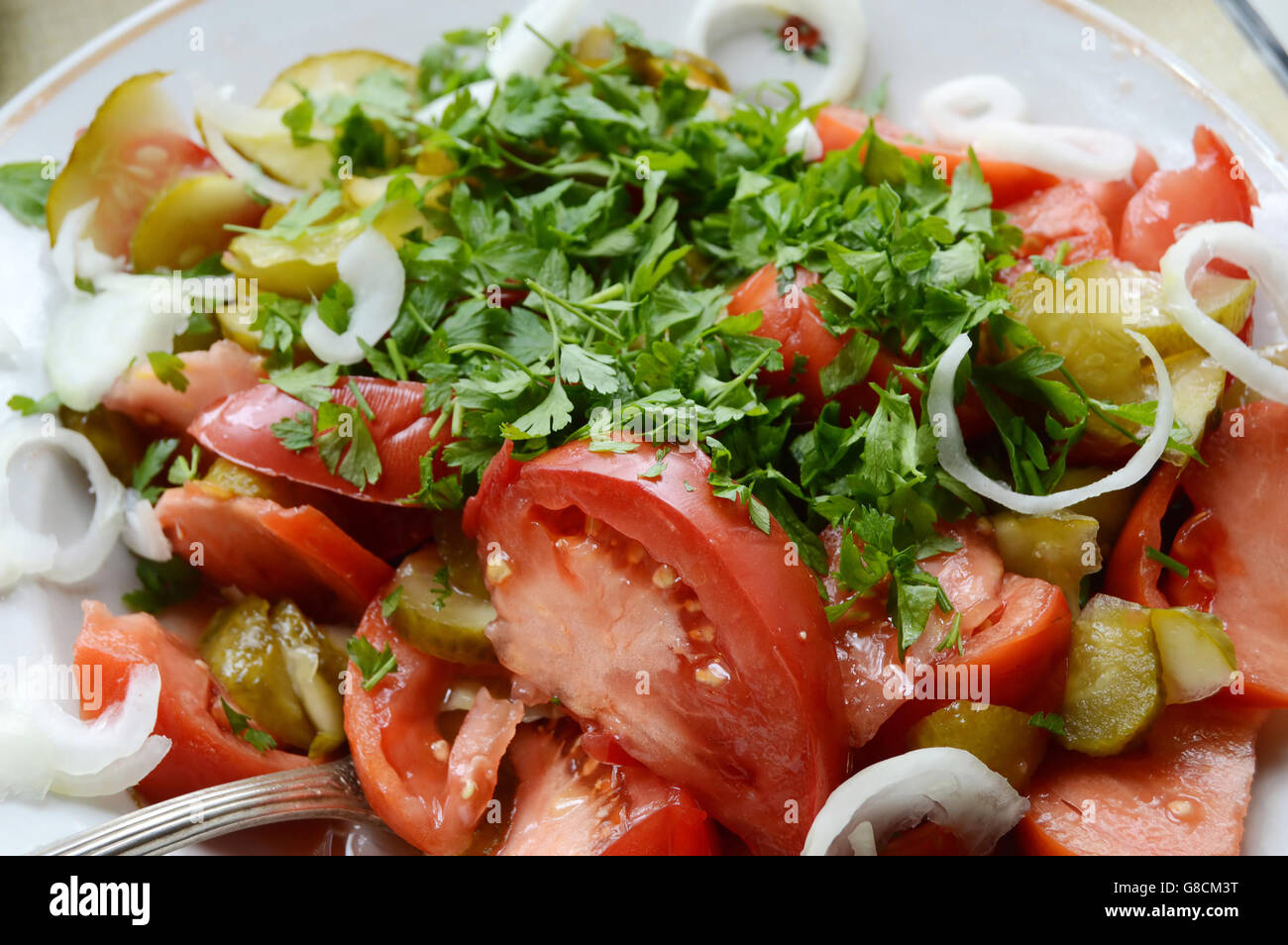 Salade faite maison avec des produits frais et de conserves de légumes sur une plaque Banque D'Images