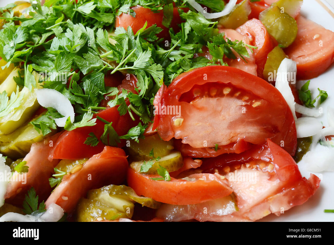 Salade faite maison avec des produits frais et de conserves de légumes sur une plaque Banque D'Images