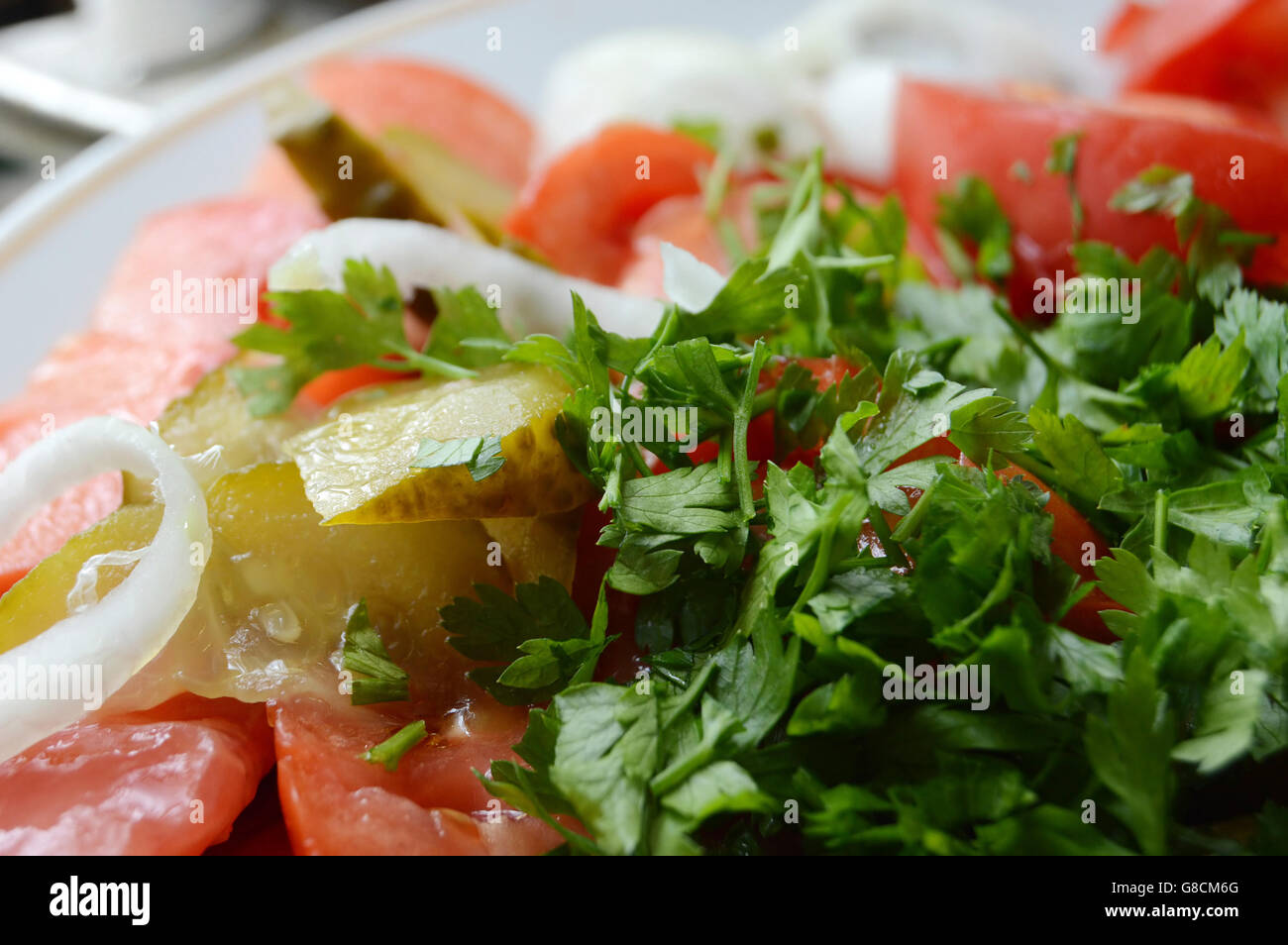 Salade faite maison avec des produits frais et de conserves de légumes sur une plaque Banque D'Images