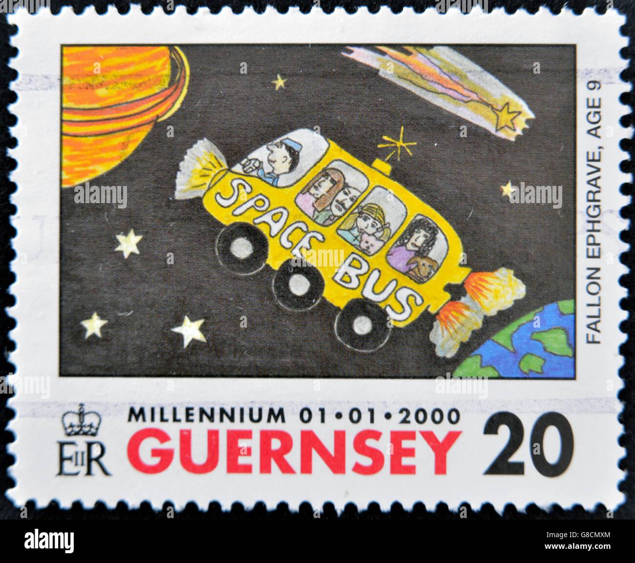 Guernesey - circa 2000 : timbre imprimé en Guernesey montre d'un dessin d'enfant dans l'espace bus par Fallon Ephgrave à 9 ans, cria Banque D'Images