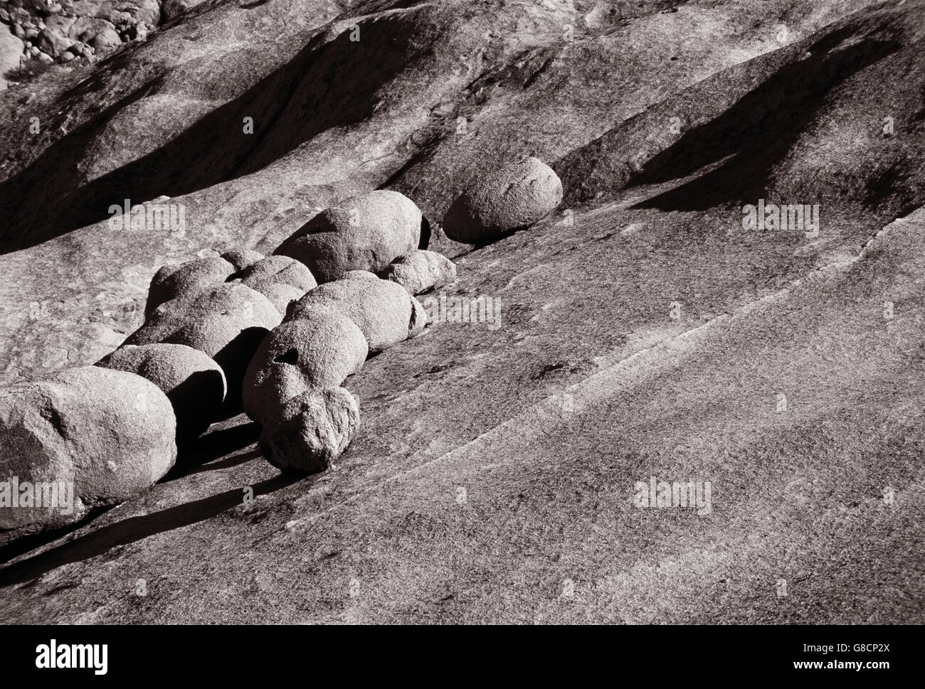 Rochers, Spitzkoppe, la Namibie. Noir et blanc. L'art. Banque D'Images