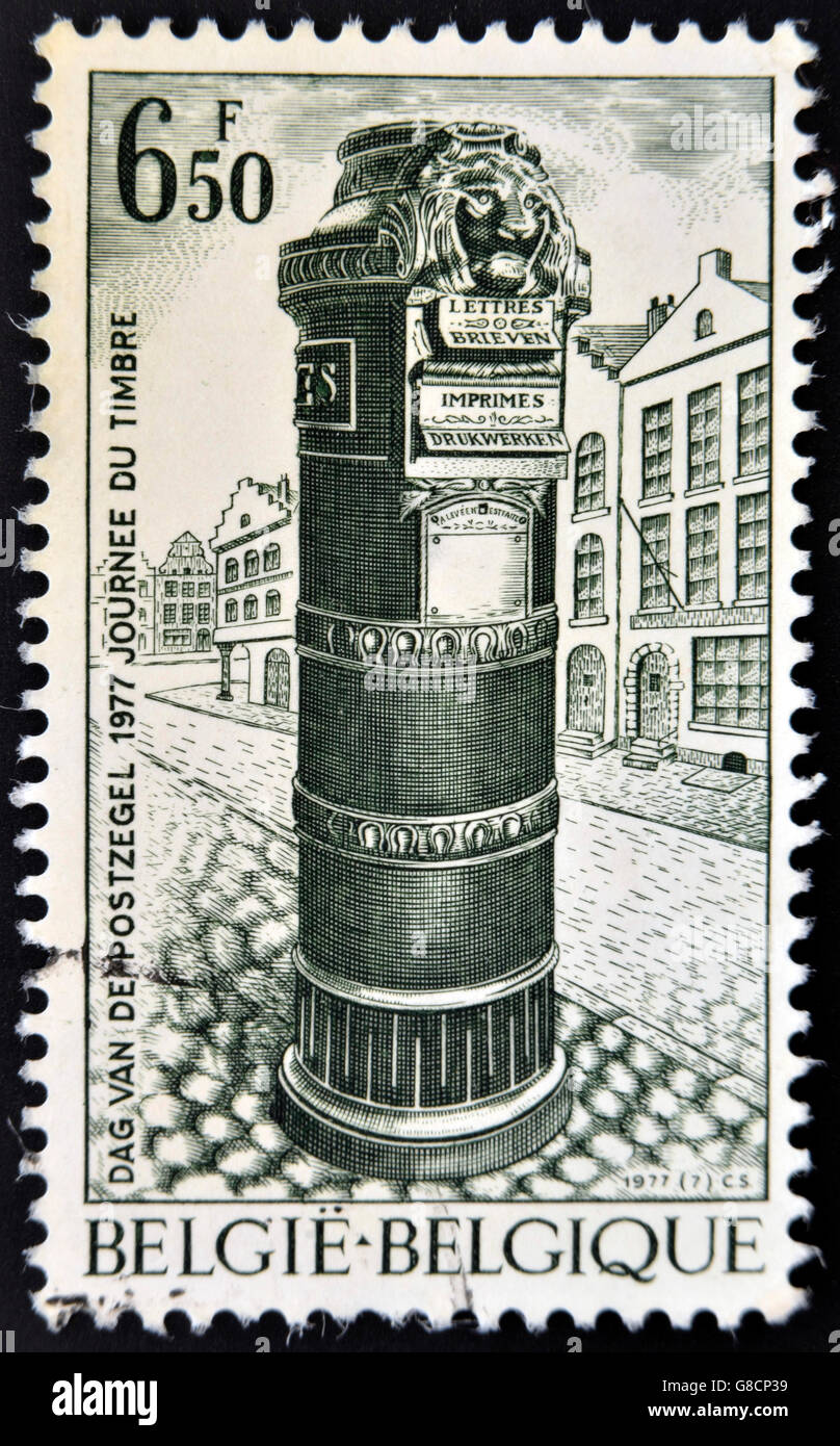 Belgique - circa 1977 : timbre imprimé en Belgique montre old post office, vers 1977 Banque D'Images