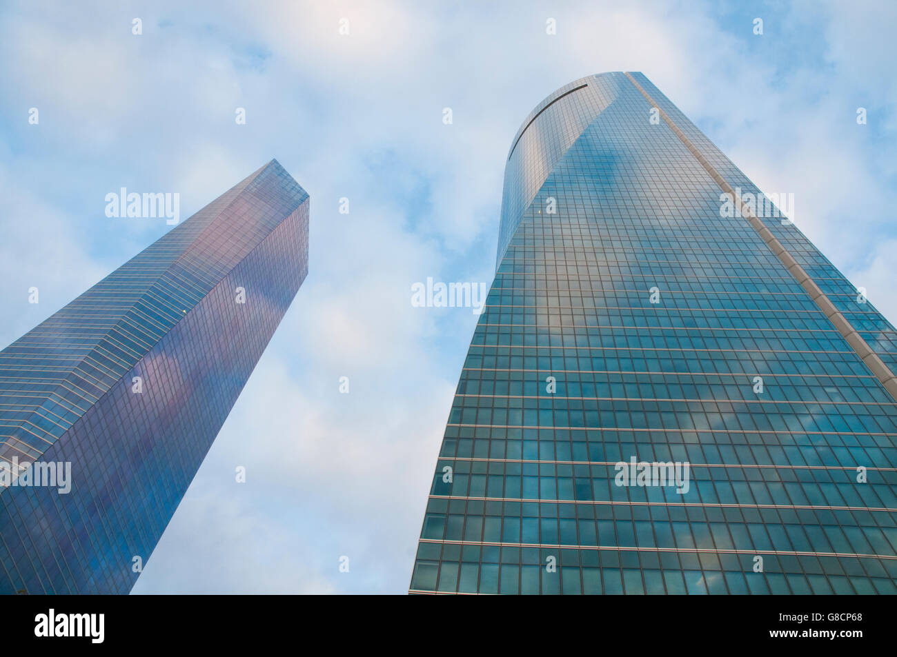 La tour de cristal et l'Espacio Tower, vue de dessous. Madrid, Espagne. Banque D'Images