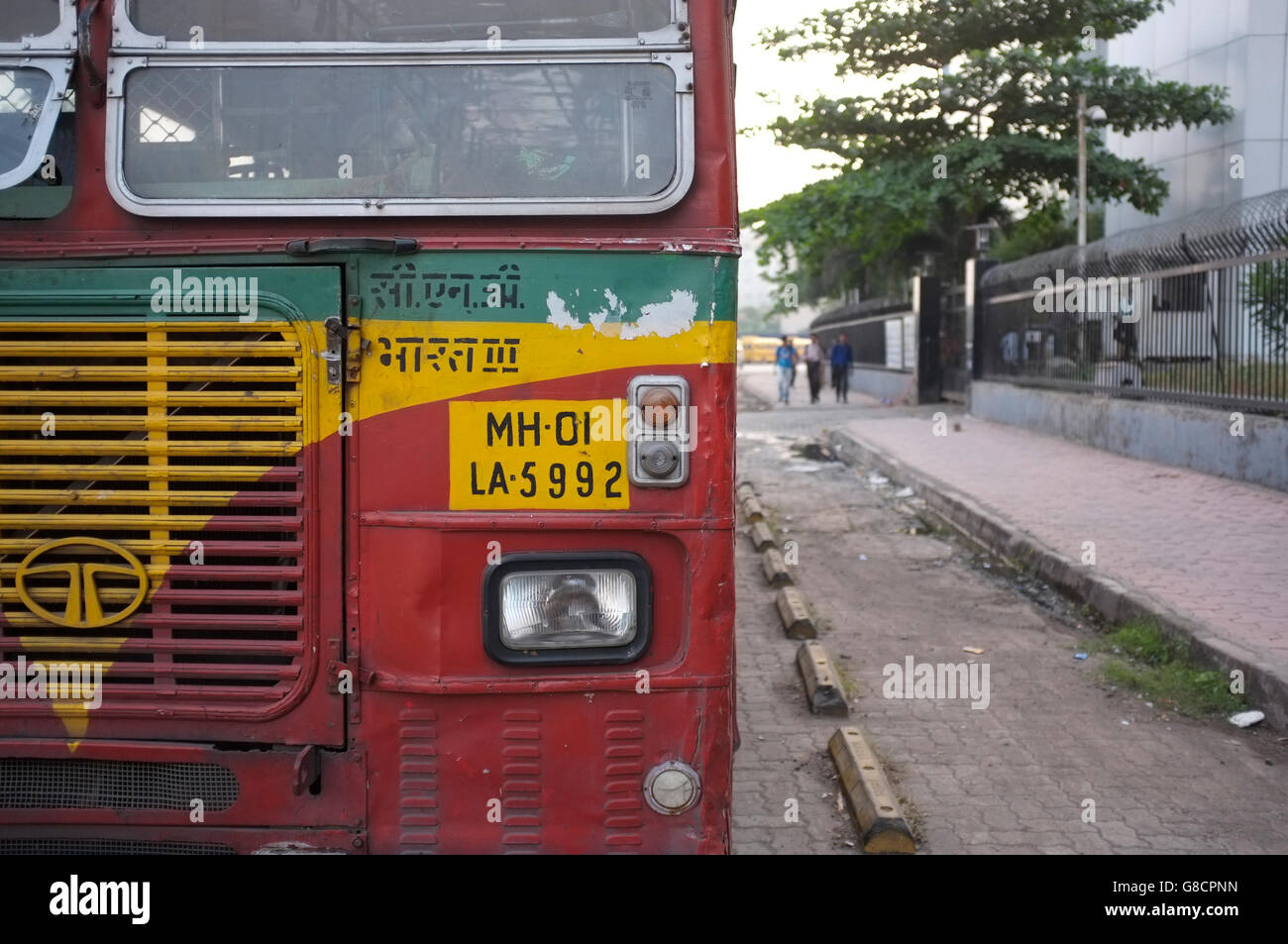Indian bus coloré détail avec la plaque numéro, dans Bandra Kurla Complex (BKC) , MUMBAI, INDE Banque D'Images