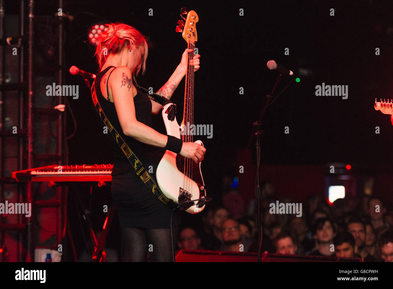 Julia Ruzicka, bassiste pour l'avenir de la gauche, à l'Electric Ballroom de Londres. 21 avril 2016. Banque D'Images