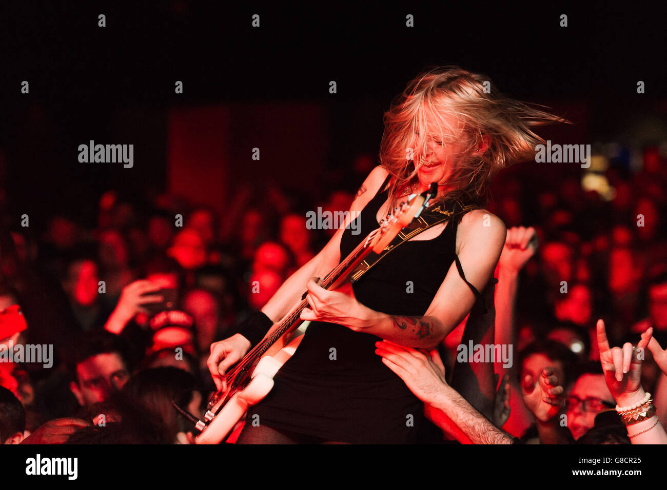 Julia Ruzicka, bassiste pour l'avenir de la gauche, à l'Electric Ballroom de Londres. 21 avril 2016. Banque D'Images