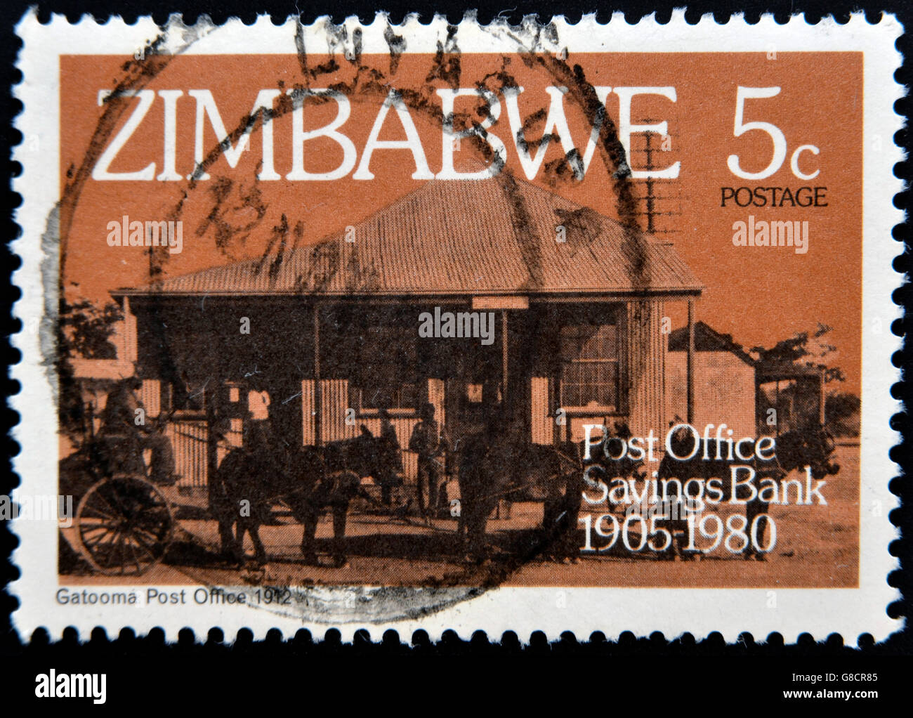 ZIMBABWE - circa 1980 : timbre imprimé au Zimbabwe montre Gatooma Bureau de poste 1912, vers 1980 Banque D'Images