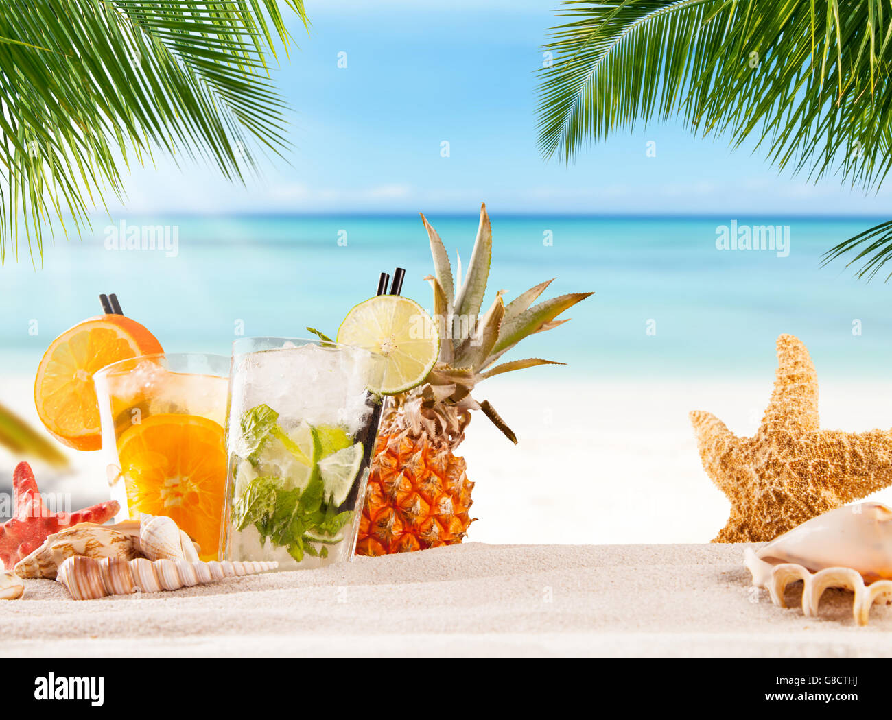 Cocktails d'été avec l'arrière-plan flou sur la plage Banque D'Images