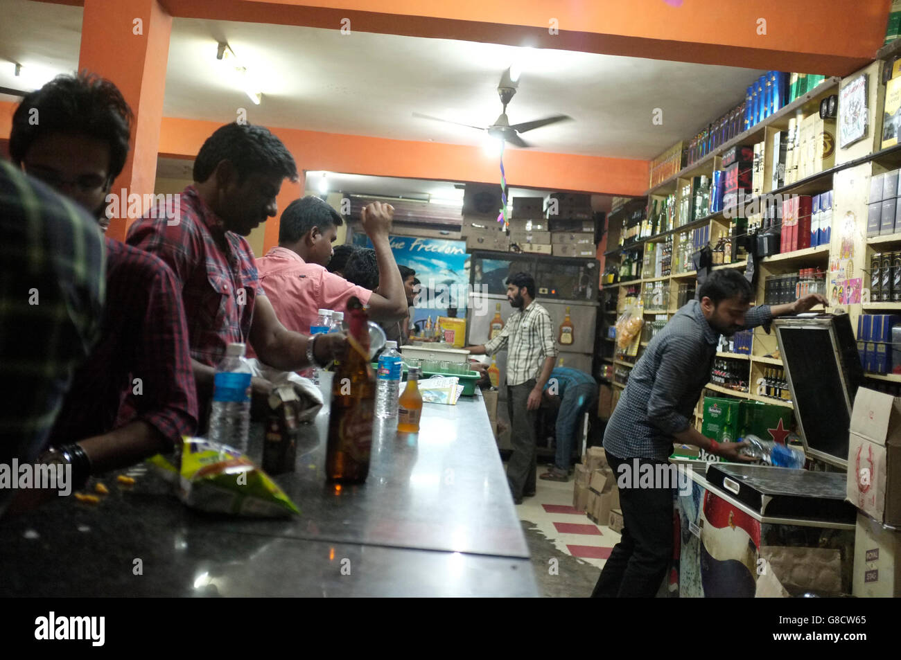 Des scènes de commerces de vins indiens, un croisement entre un magasin d'alcool et d'un bar, plein de gens locaux de boire de l'alcool de marque pas cher Banque D'Images