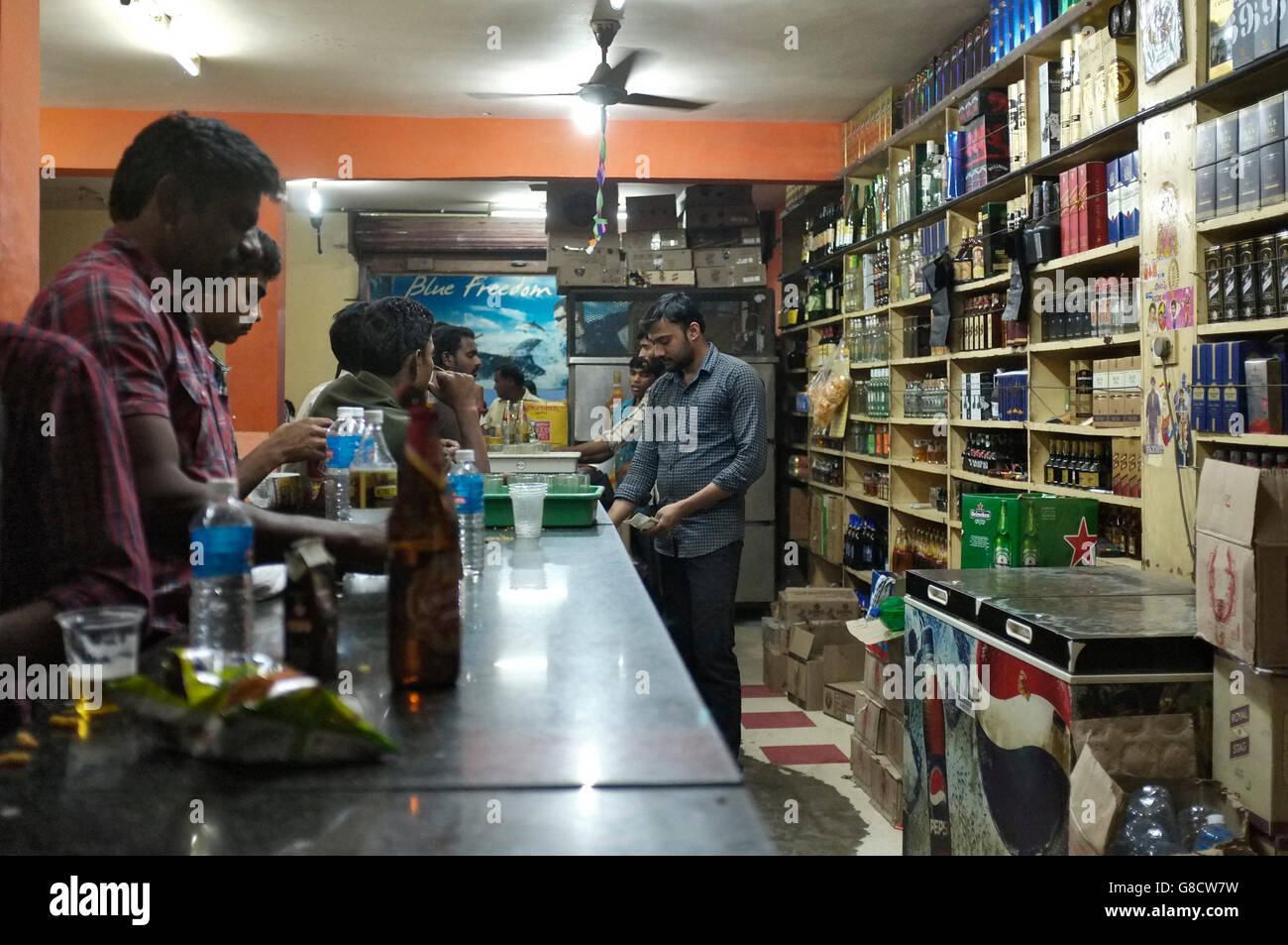 Des scènes de commerces de vins indiens, un croisement entre un magasin d'alcool et d'un bar, plein de gens locaux de boire de l'alcool de marque pas cher Banque D'Images
