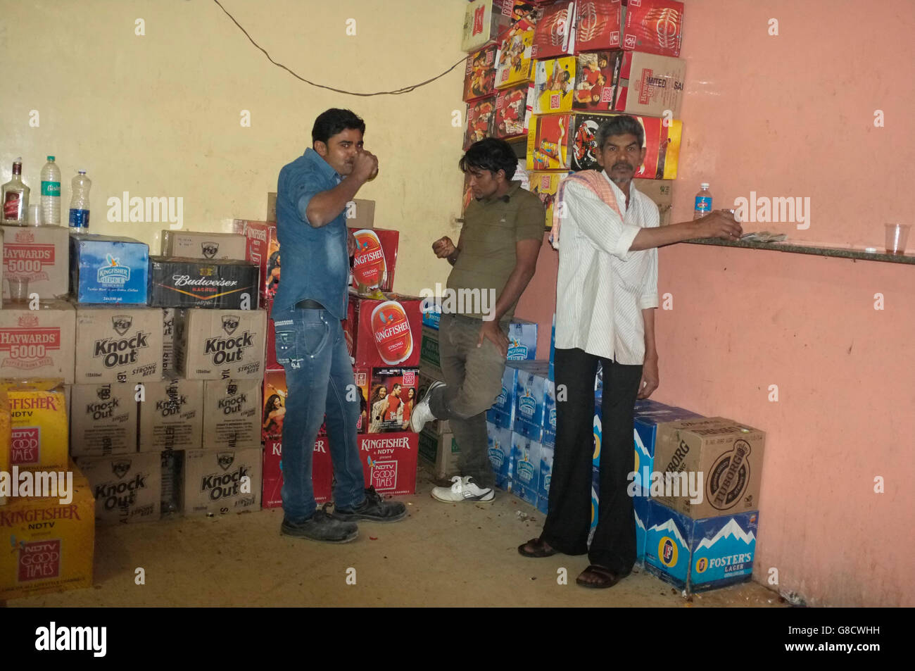Des scènes de commerces de vins indiens, un croisement entre un magasin d'alcool et d'un bar, plein de gens locaux de boire de l'alcool de marque pas cher Banque D'Images