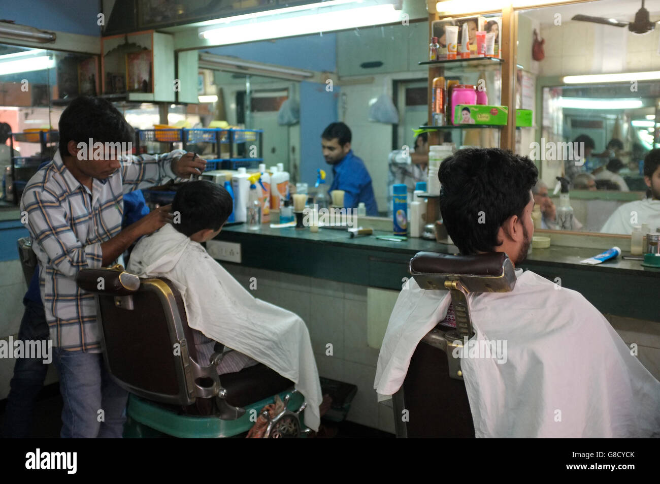 Coupe de cheveux au salon de coiffure boutique près de Hill road, Bandra, Mumbai, Inde Banque D'Images