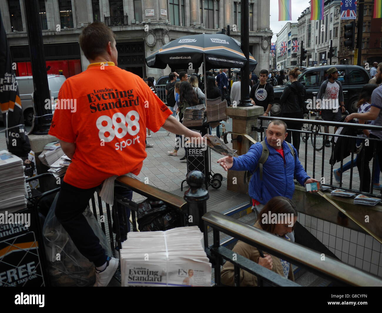 Evening Standard avec distributeur de journaux 888 Oxford Street London Tshirt sport Banque D'Images
