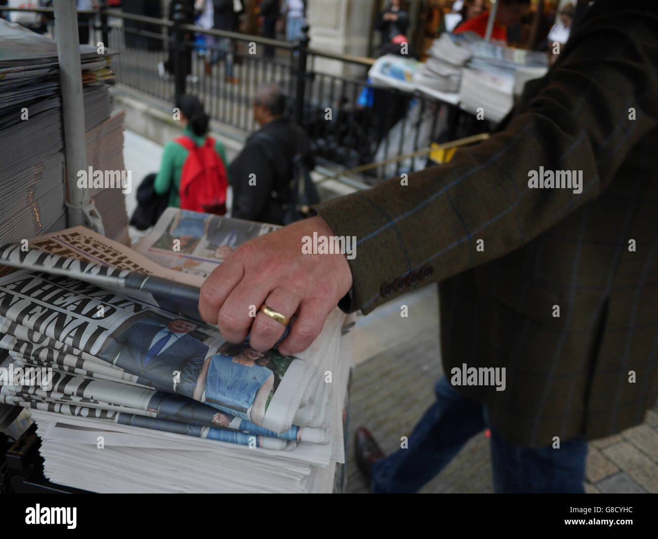 Oxford Street London Evening Standard journaux avec 'demeurent pour l'avenir" titre dans référendum brexit Banque D'Images