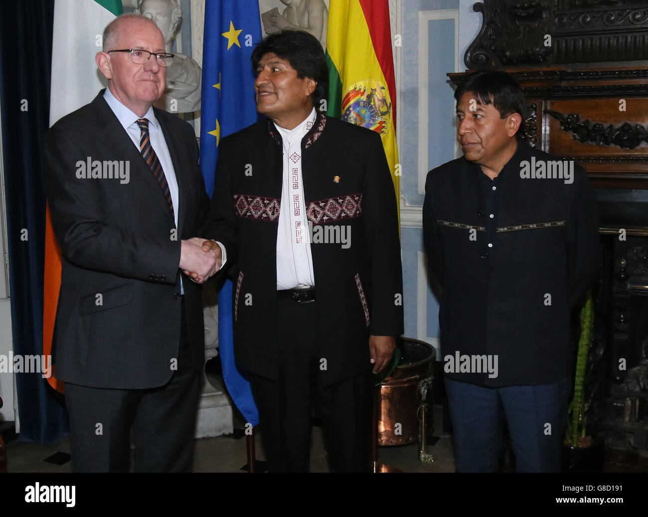 Le ministre des Affaires étrangères Charlie Flanagan (à gauche) serre la main avec le président bolivien Evo Morales au ministère des Affaires étrangères de Dublin, en Irlande. Banque D'Images