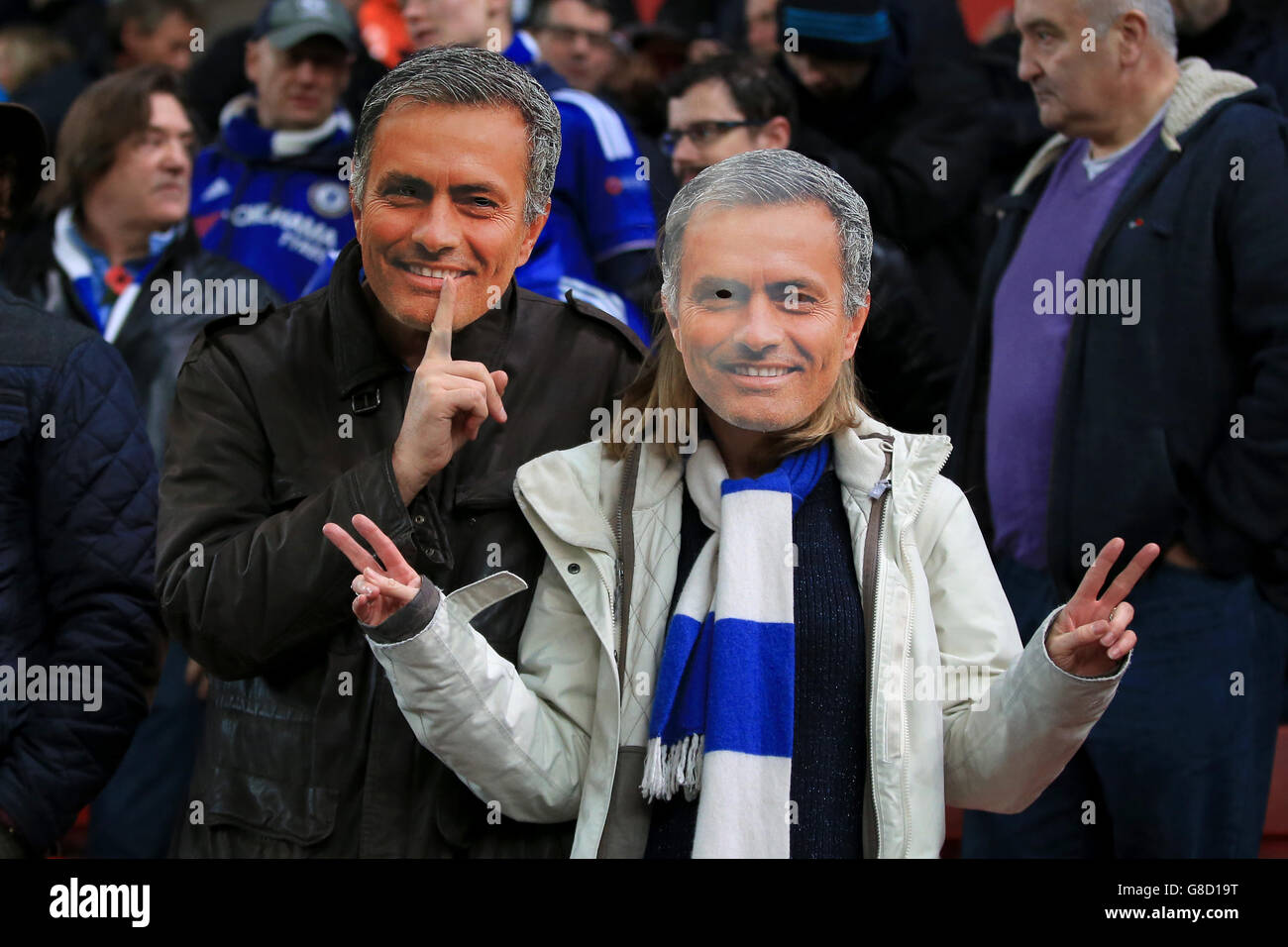 Les fans de Chelsea portent des masques du Manager Jose Mourinho dans les tribunes lors du match de la Barclays Premier League au stade Britannia, Stoke-on-Trent. Banque D'Images