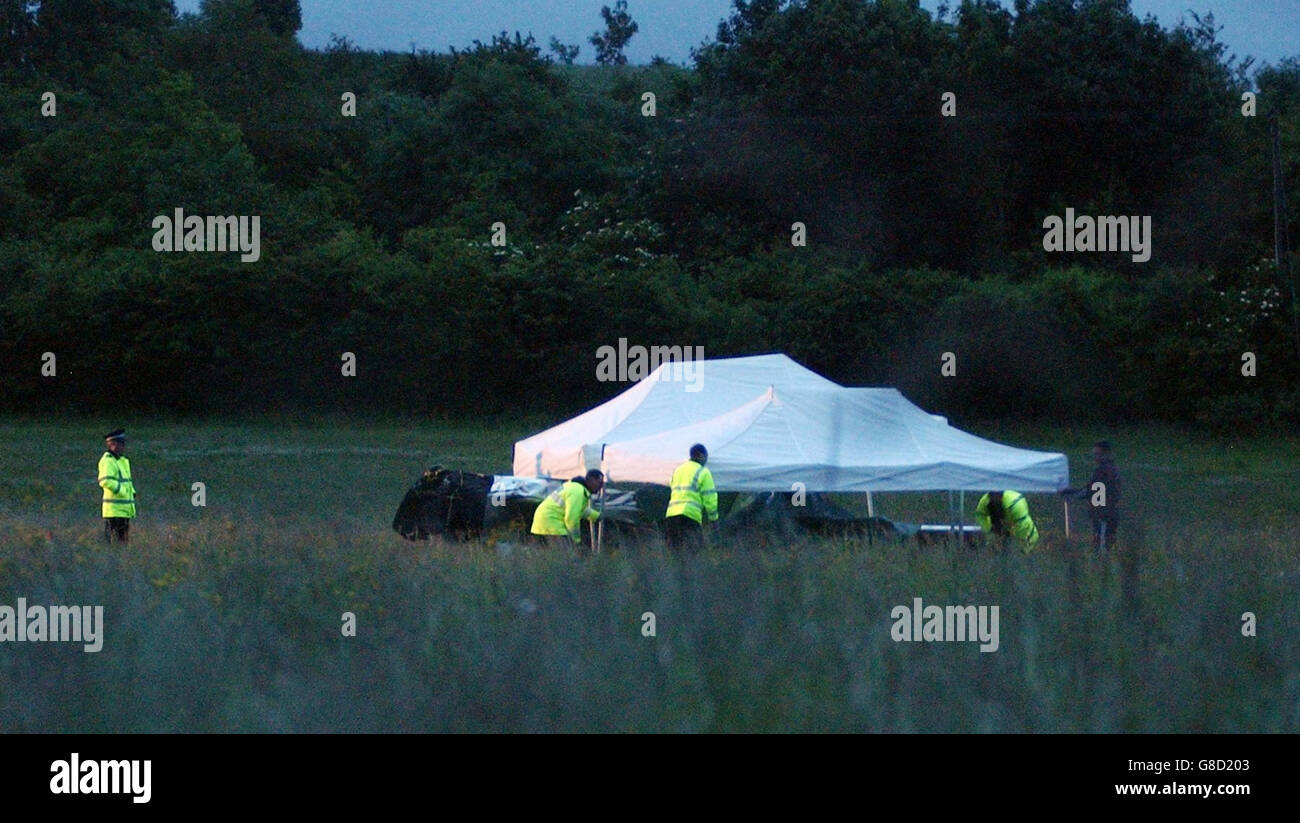 Un couvercle est placé au-dessus de l'épave d'un avion. Le pilote et le passager d'un avion microléger sont morts aujourd'hui dans un accident près d'un terrain de golf, a déclaré la police. Banque D'Images