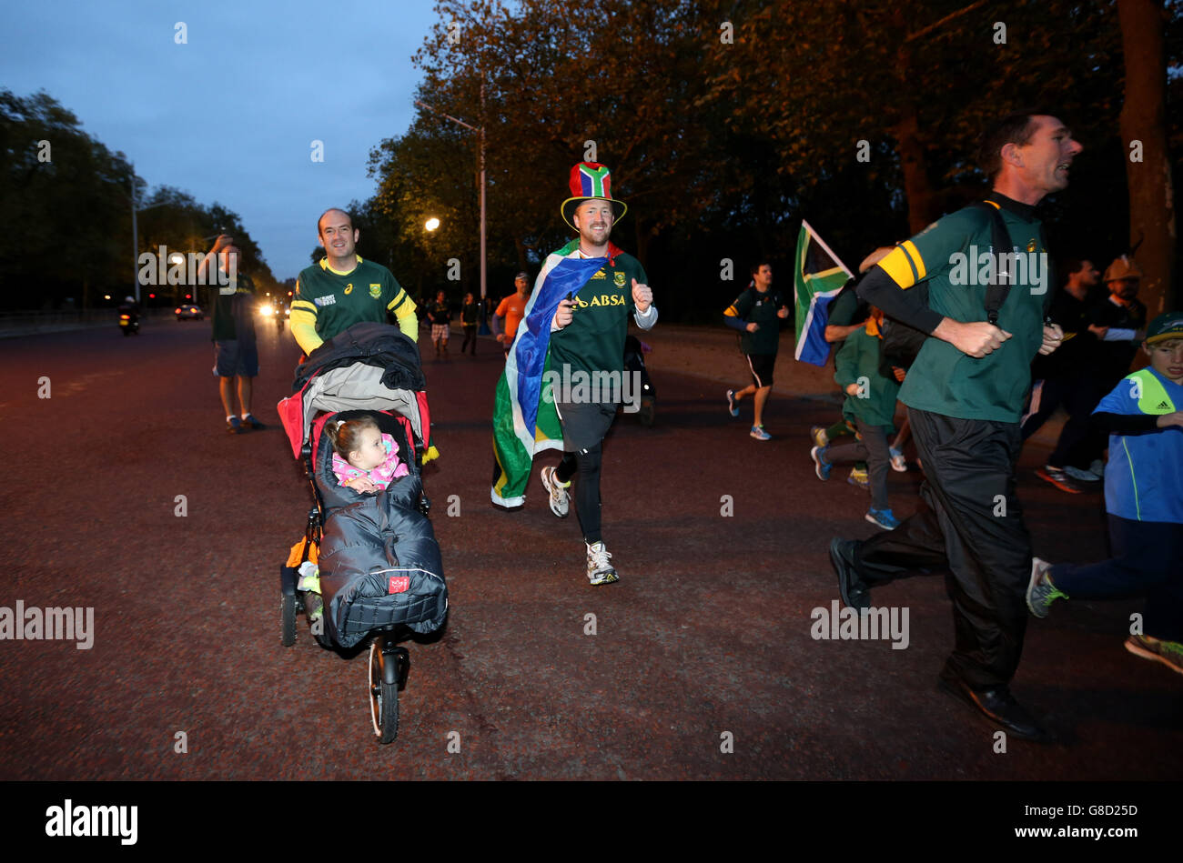 Rugby Union - équipe gagnante de la coupe du monde de l'Afrique du Sud 1995 - Jog the Memory Run - Trafalgar Square.Les fans d'Afrique du Sud pendant le Jog the Memory, course de trois kilomètres de Trafalgar Square, Londres. Banque D'Images