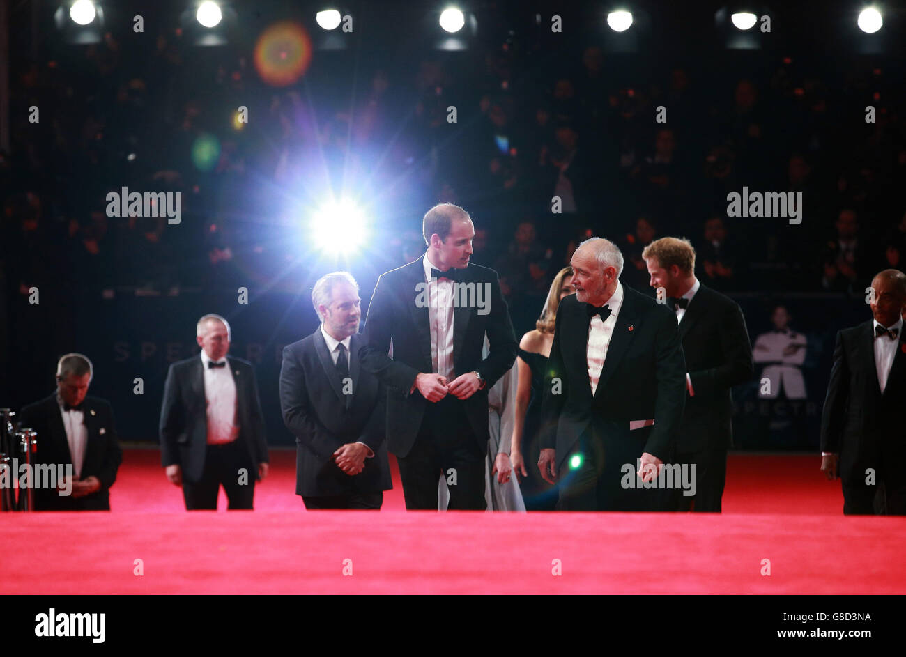 Le duc de Cambridge et le producteur Michael G. Wilson arrivent à la première mondiale de Specter, tenue au Royal Albert Hall de Londres, comme le réalisateur Sam Mendes (arrière) parle avec la duchesse de Cambridge et le prince Harry. Banque D'Images