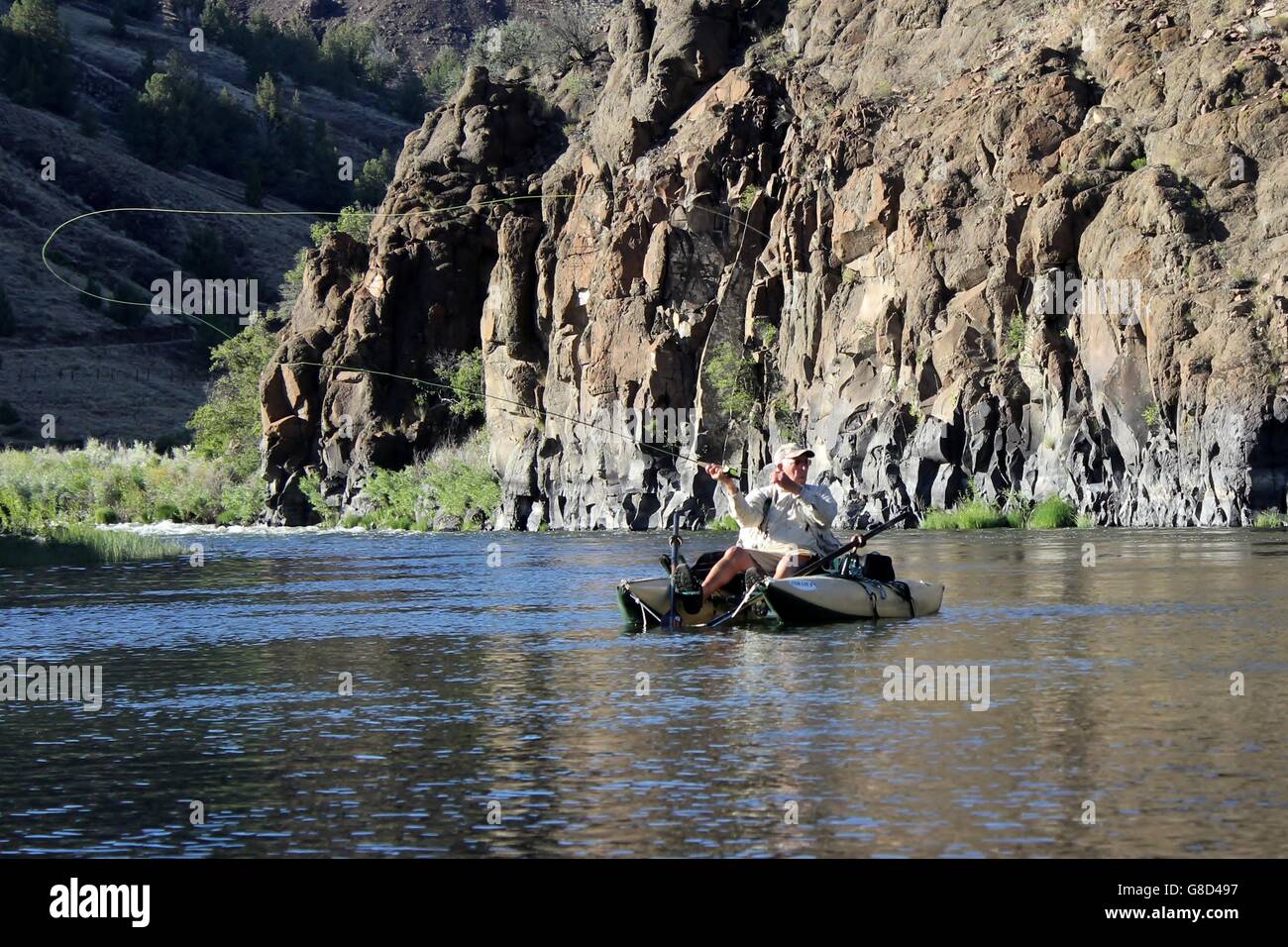 Monsieur plus âgé à la mouche à partir d'un float tube sur la rivière John Day, John Day, Oregon Banque D'Images