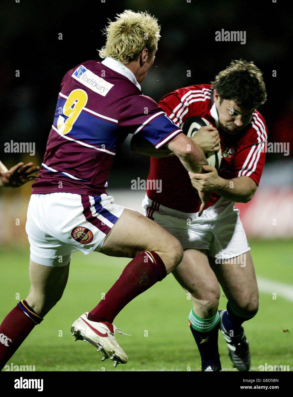 Gordon Bulloch (R) de Lions court dans Jimmy Cowan de Southland. Banque D'Images