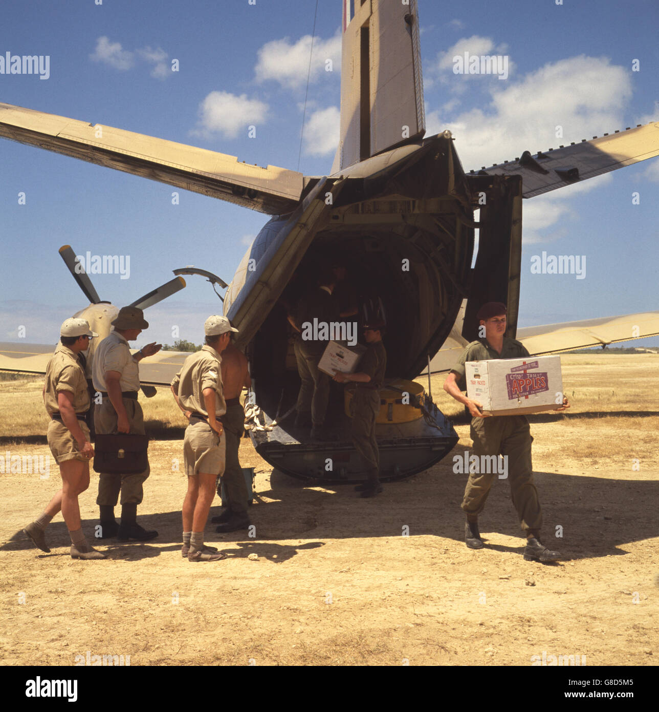 Magasins arrivant de l'arrière d'un avion RAF à la piste d'atterrissage d'Aguilla.Les troupes britanniques, ainsi que le policier britannique, ont été envoyés sur l'île à la suite de troubles politiques.L'île était en appel d'offres pour l'indépendance de la Grande-Bretagne. Banque D'Images