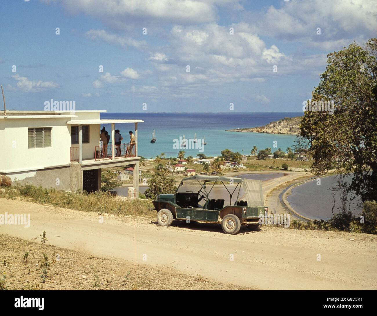 Anguilla ressemble à une station de vacances qu'une île troublée dans cette vue d'une baie parsemée de yachts. Les troupes britanniques, ainsi que le policier britannique, ont été envoyés sur l'île à la suite de troubles politiques. L'île était en appel d'offres pour l'indépendance de la Grande-Bretagne. Banque D'Images