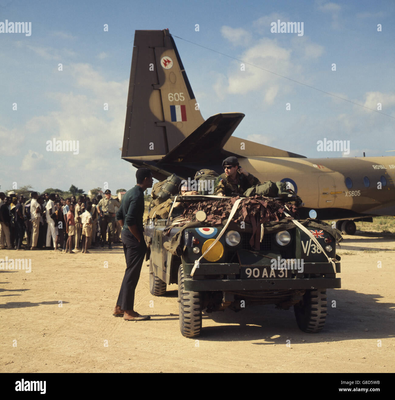 Royal Marines parle avec un local alors que leur Land Rover s'éloigne de la piste d'atterrissage. Les troupes britanniques, ainsi que le policier britannique, ont été envoyés sur l'île à la suite de troubles politiques. L'île était en appel d'offres pour l'indépendance de la Grande-Bretagne. Banque D'Images